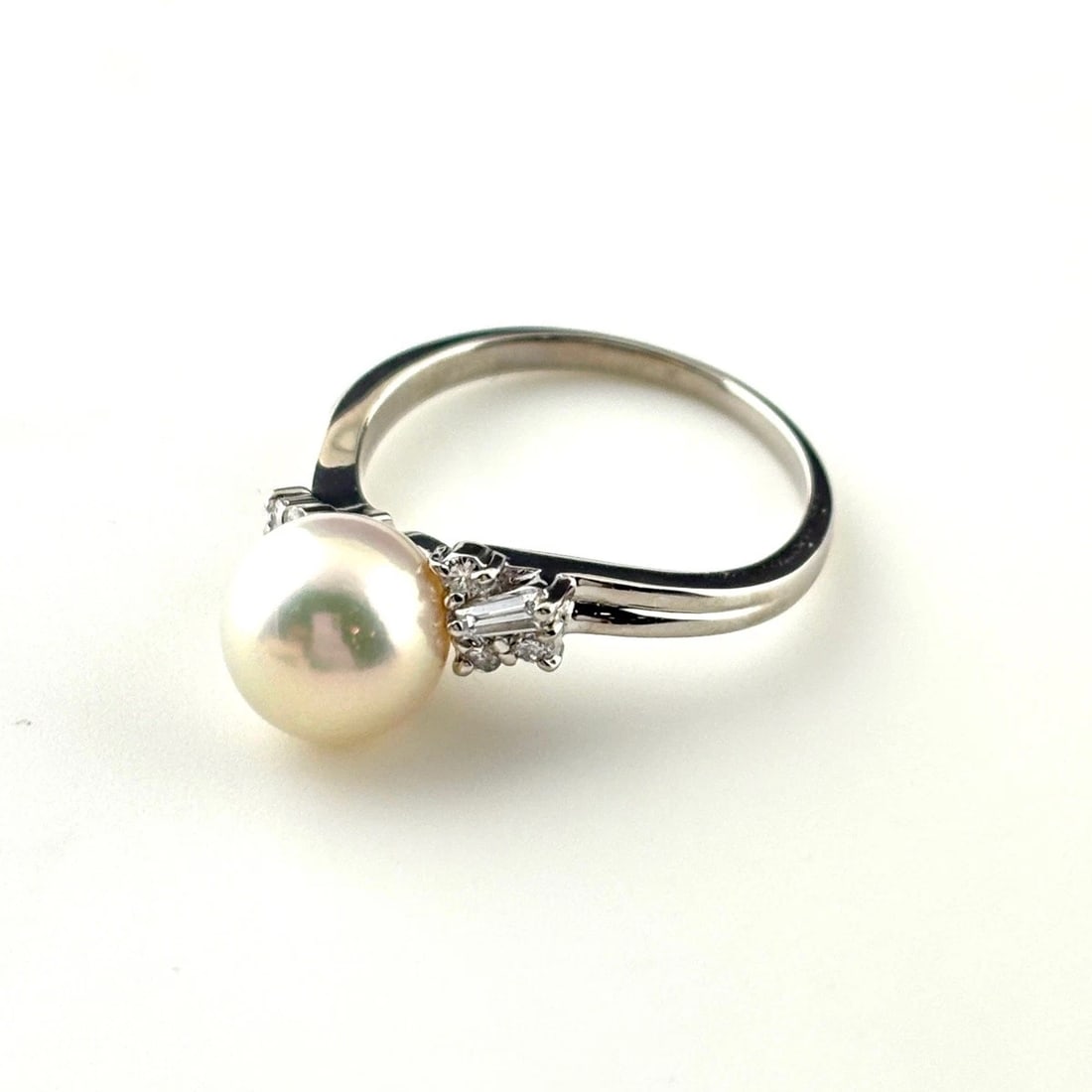 PEARL DESIGN RING PLATINUM RING MELEE: pearl design Ring Platinum ring Melee Brand: Unbranded Type: Ring Material: Pt900, Main Stone/Creation Pearl Color: Platinum Size: US 7.5 to 8 Accessories: None Accessories Notice: When