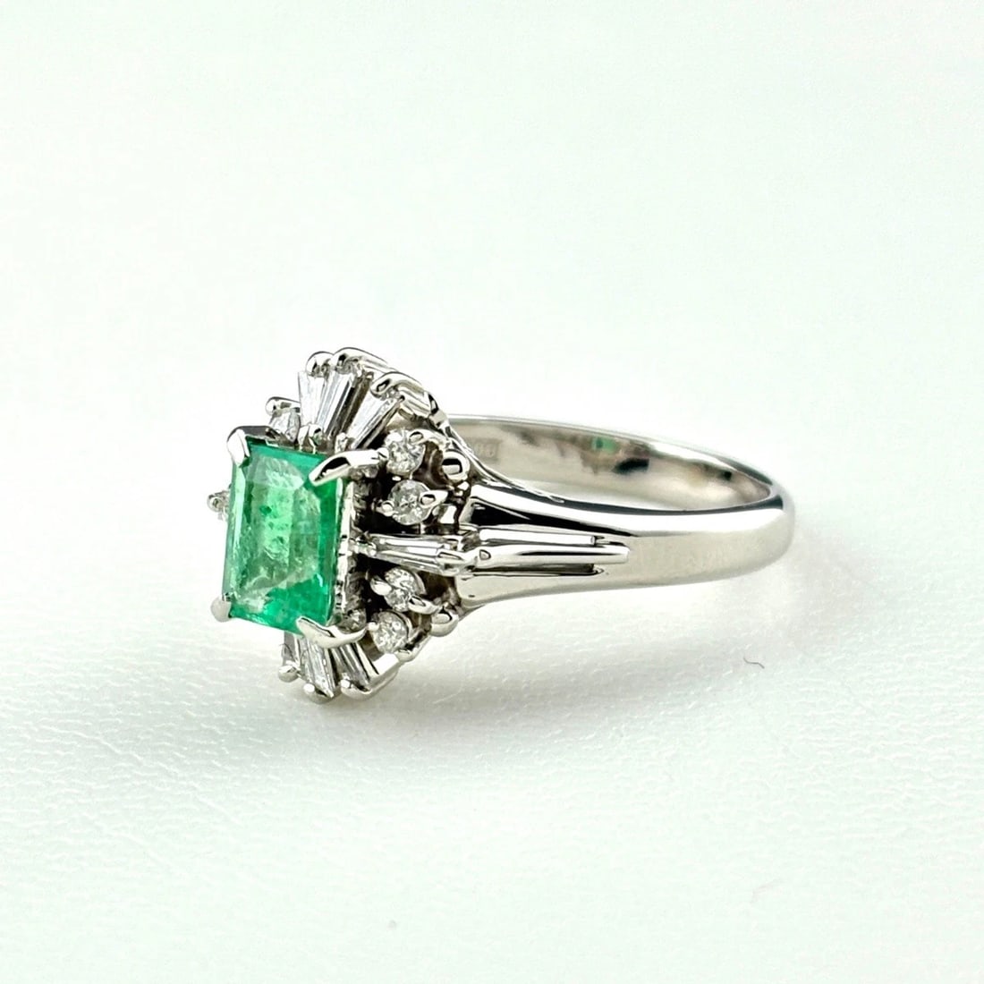 EMERALD DESIGN RING PLATINUM MELEE: emerald design Ring Platinum Melee Brand: Unbranded Type: Ring Material: Pt900, Main Stone/Creation Emerald Color: Platinum Size: US 6 to 6.5 Accessories: None Accessories Notice: When