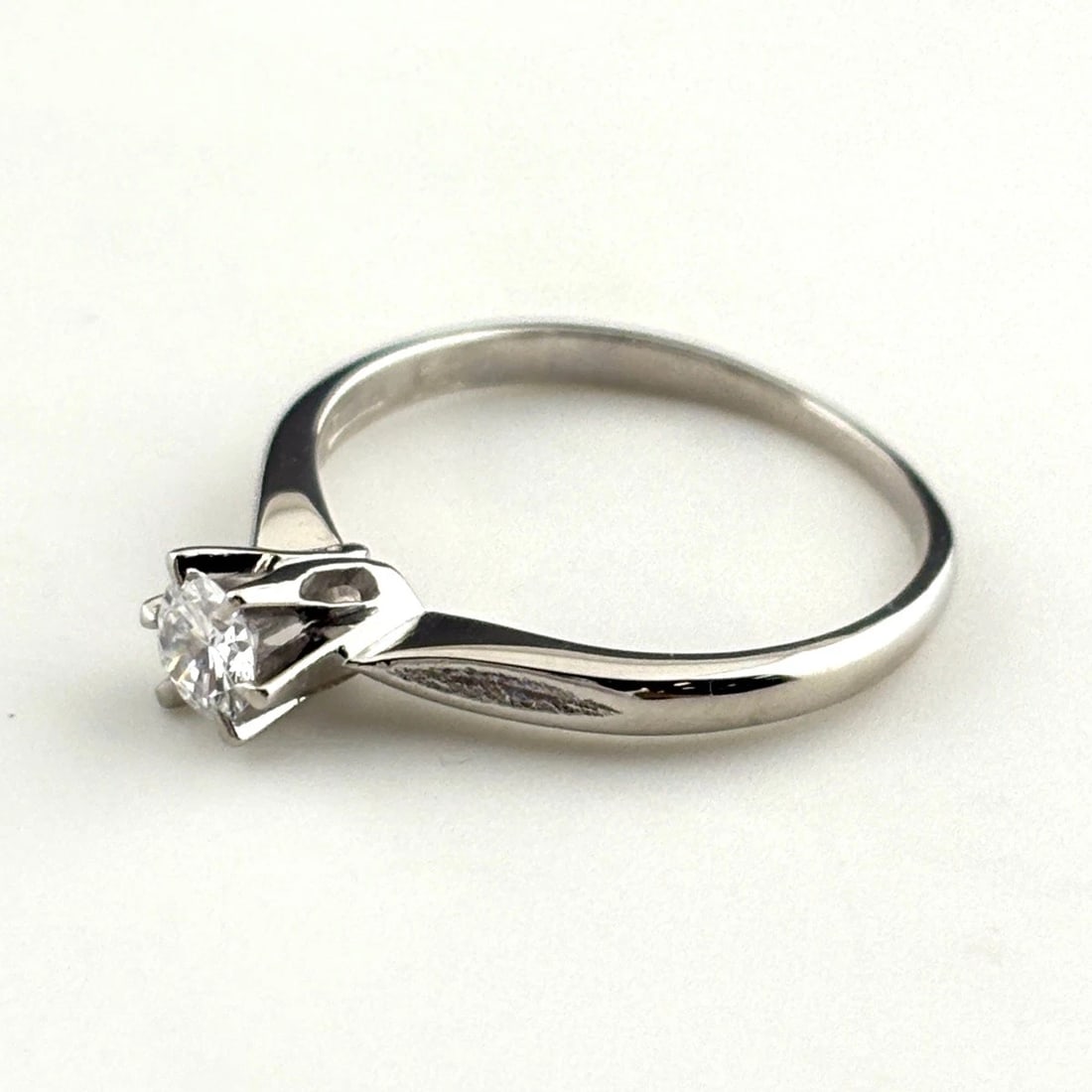 DIAMOND DESIGN RING PLATINUM: diamond design Ring Platinum Brand: Unbranded Type: Ring Material: Pt900, Color: Platinum Size: US 6.5 to 7 Accessories: None Accessories Notice: When purchasing pre-owned goods, please refer