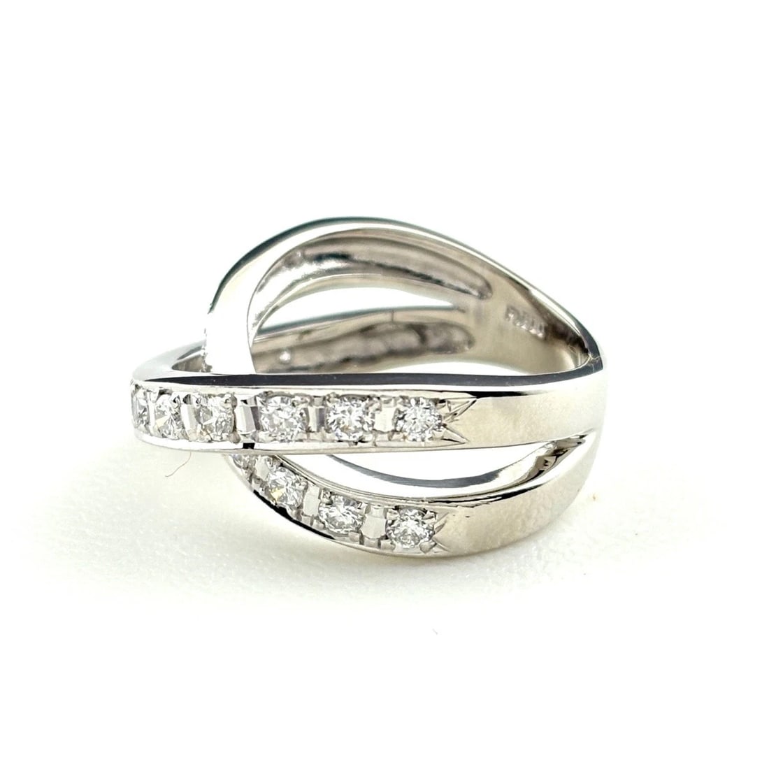 MELEE DIAMOND DESIGN RING PLATINUM: Melee diamond design Ring Platinum Brand: Unbranded Type: Ring Material: Pt900, Color: Platinum Size: US 6 Accessories: None Accessories Notice: When purchasing pre-owned goods, please refer