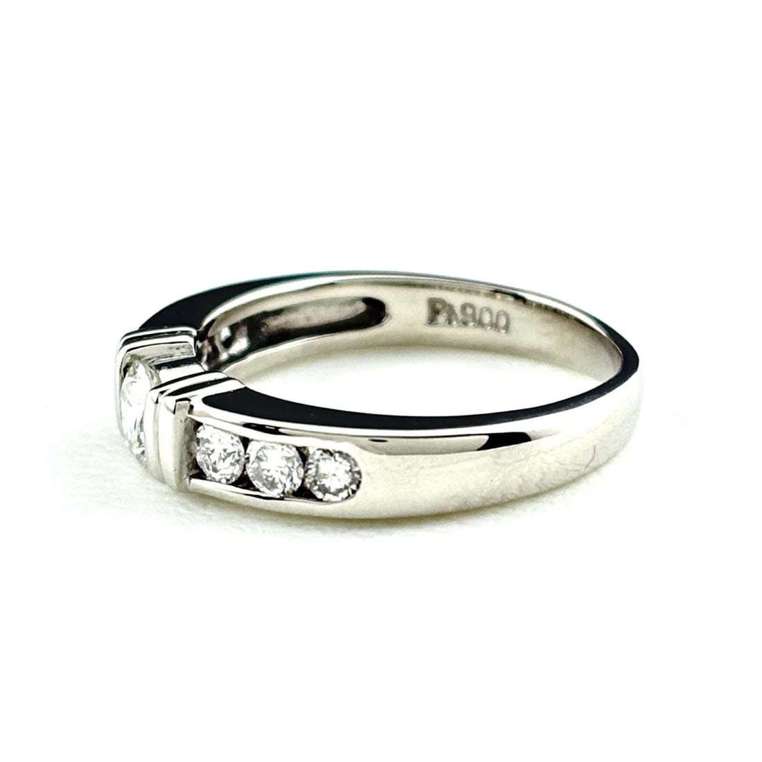 DIAMOND DESIGN RING PLATINUM RING: diamond design Ring Platinum Ring Brand: Unbranded Type: Ring Material: Pt900, Color: Platinum Size: US 5 Accessories: None Accessories Notice: When purchasing pre-owned goods, please refer