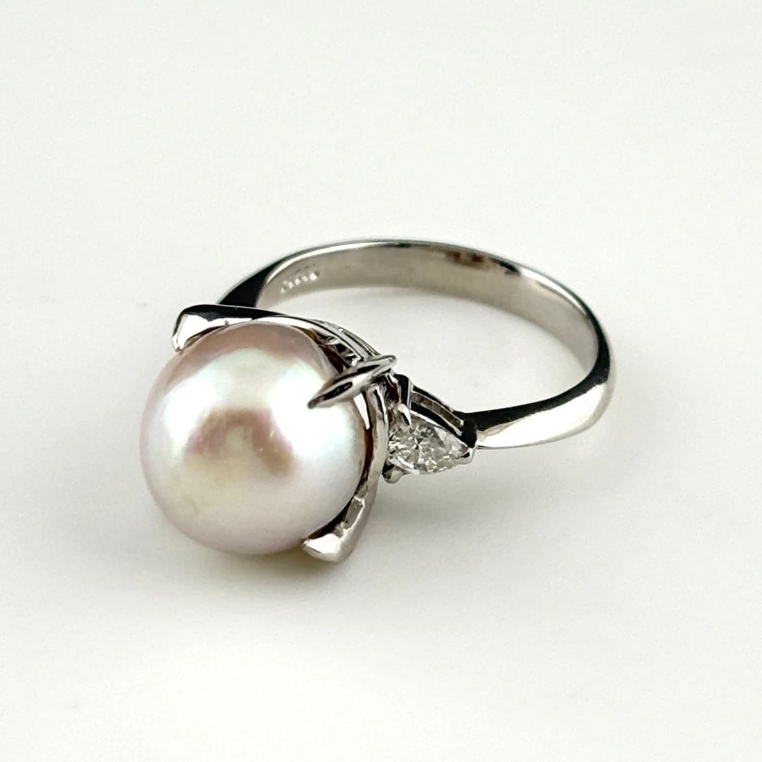 PEARL DESIGN RING PLATINUM MELEE DIAMOND: pearl design Ring Platinum Melee diamond Brand: Unbranded Type: Ring Material: Pt900, Color: Platinum Size: US 6.5 Accessories: None Accessories Notice: When purchasing pre-owned goods,
