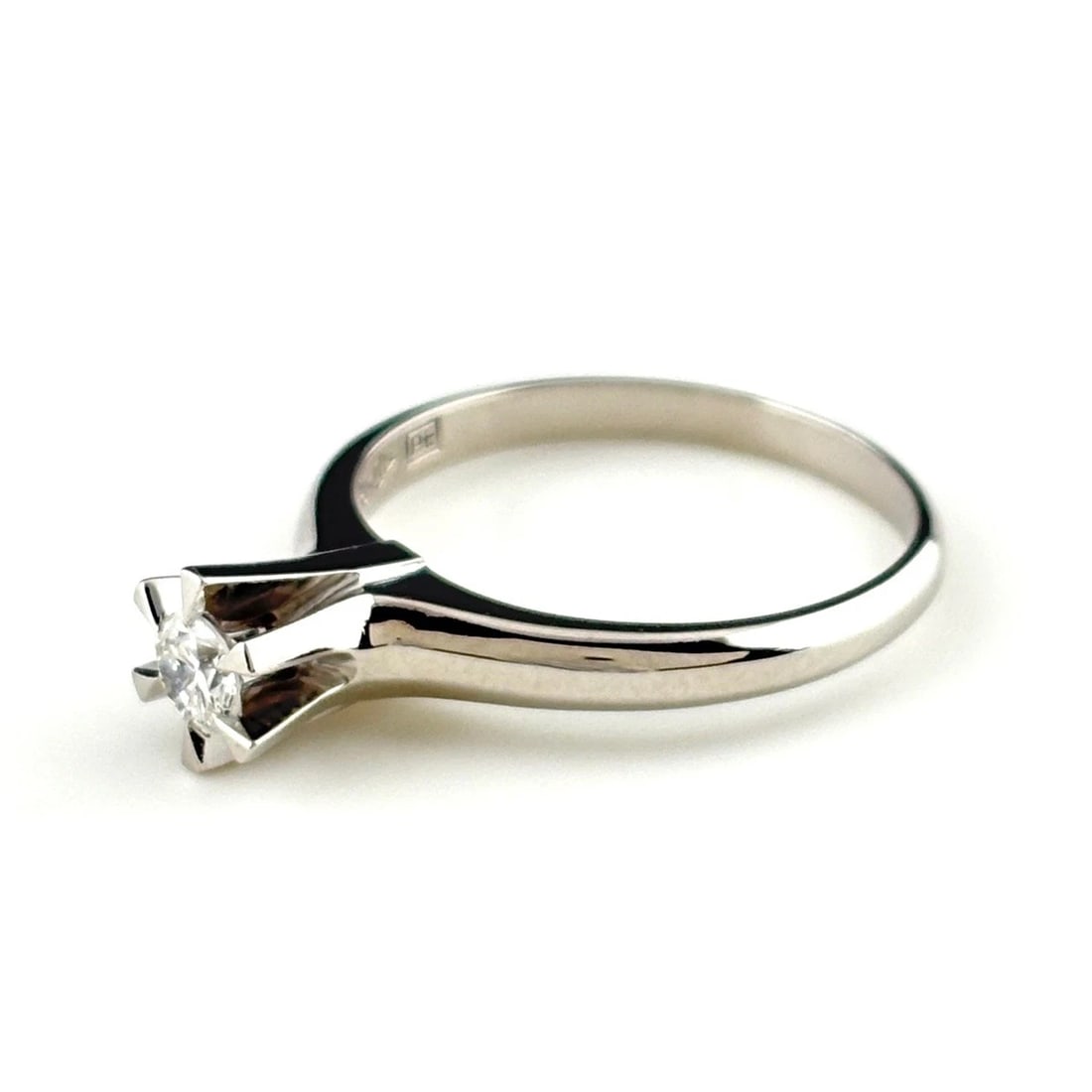 DIAMOND DESIGN RING PLATINUM: diamond design Ring Platinum Brand: Unbranded Type: Ring Material: Pt900, Color: Platinum Size: US 6.5 to 7 Accessories: None Accessories Notice: When purchasing pre-owned goods, please refer