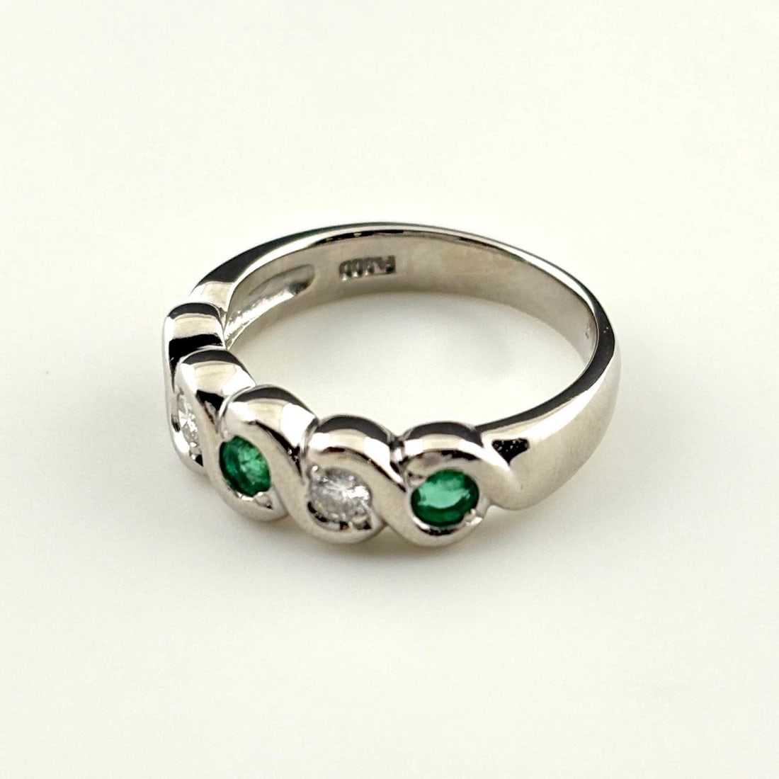 EMERALD DESIGN RING PLATINUM MELEE DIAMOND: emerald design Ring Platinum Melee diamond Brand: Unbranded Type: Ring Material: Pt900, Main Stone/Creation Emerald Color: Platinum Size: US 6 to 6.5 Accessories: None Accessories Notice: