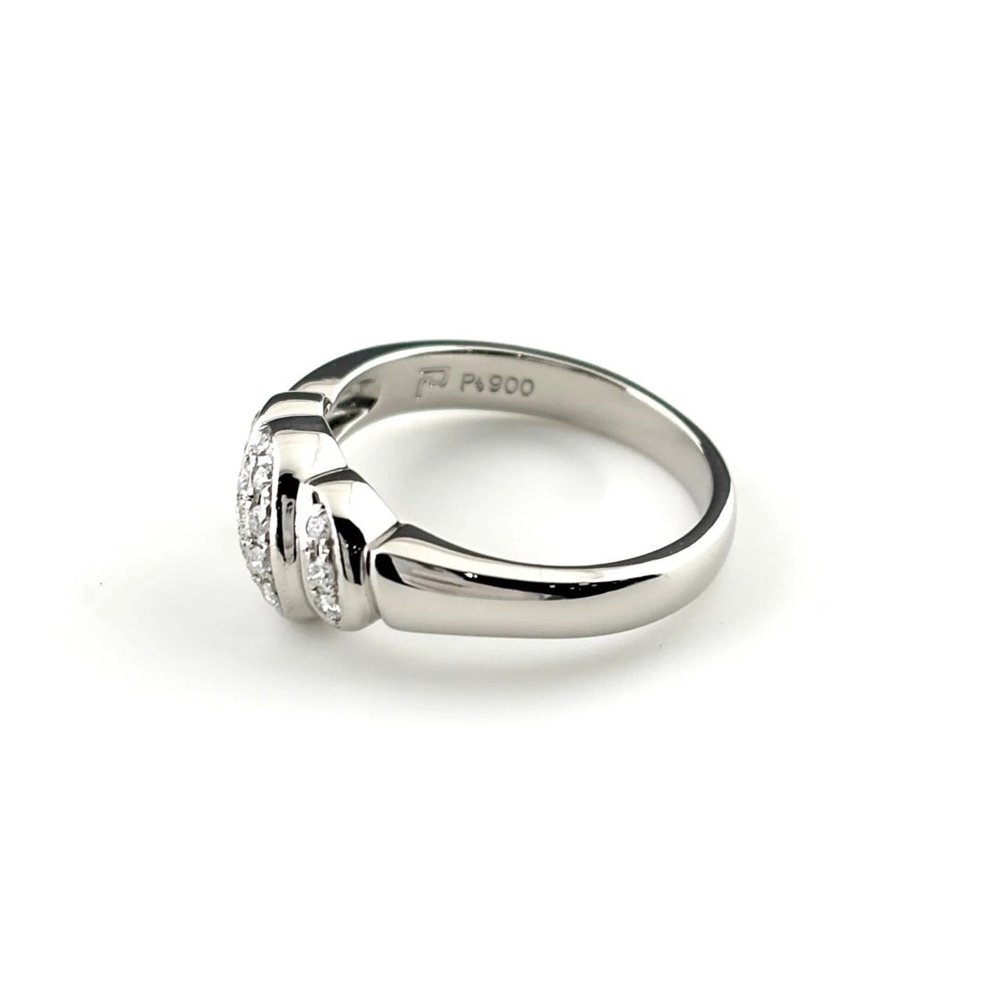 POLA MELEE DIAMOND DESIGN RING: POLA Melee diamond design ring Brand: POLA Type: Ring Material: Pt900, Color: Platinum Size: US 6.5 to 7 Accessories: None Accessories Notice: When purchasing pre-owned goods, please refer to