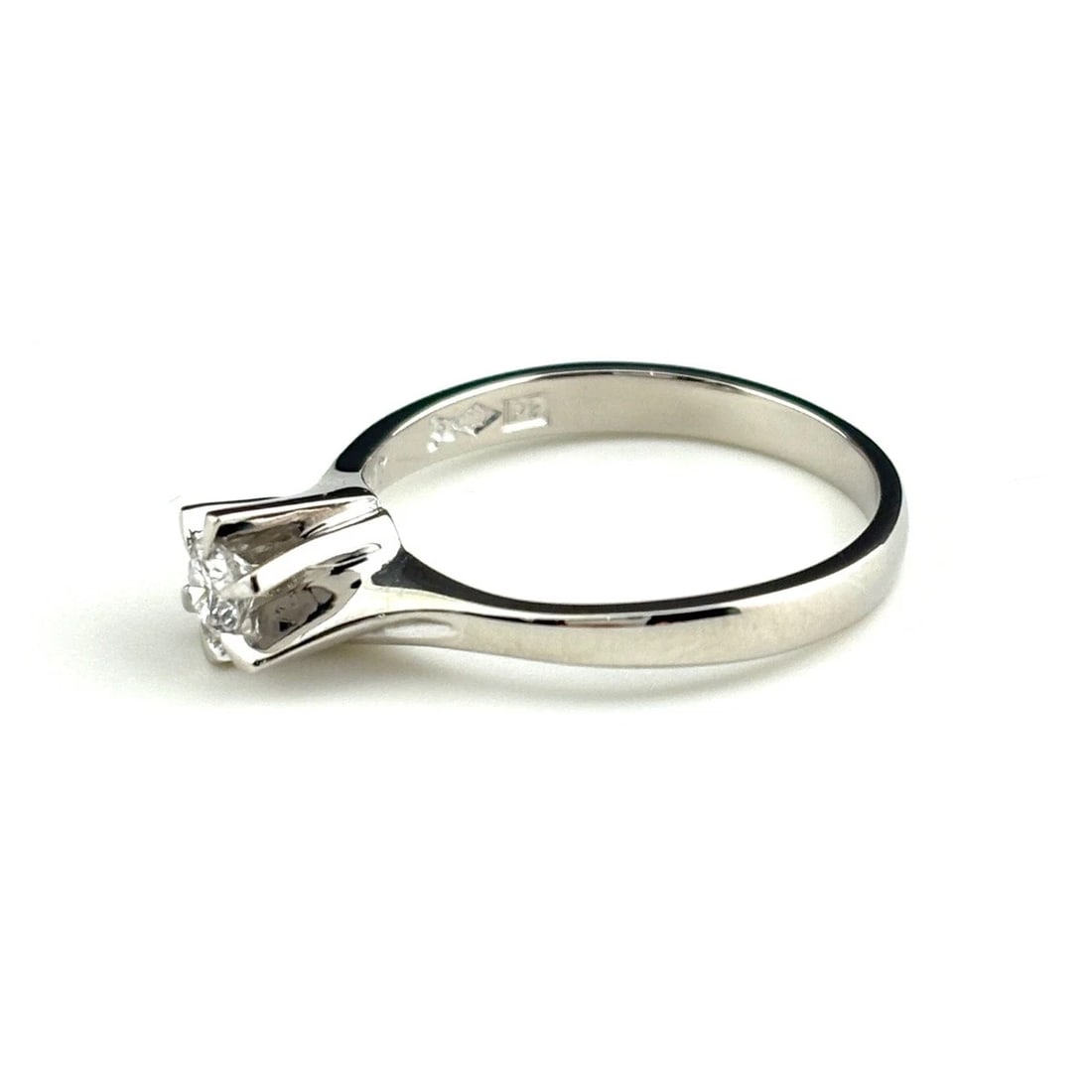 MELEE DIAMOND DESIGN PLATINUM RING: Melee diamond design Platinum Ring Brand: Unbranded Type: Ring Material: Pt900, Color: Platinum Size: US 6.5 to 7 Accessories: None Accessories Notice: When purchasing pre-owned goods, please
