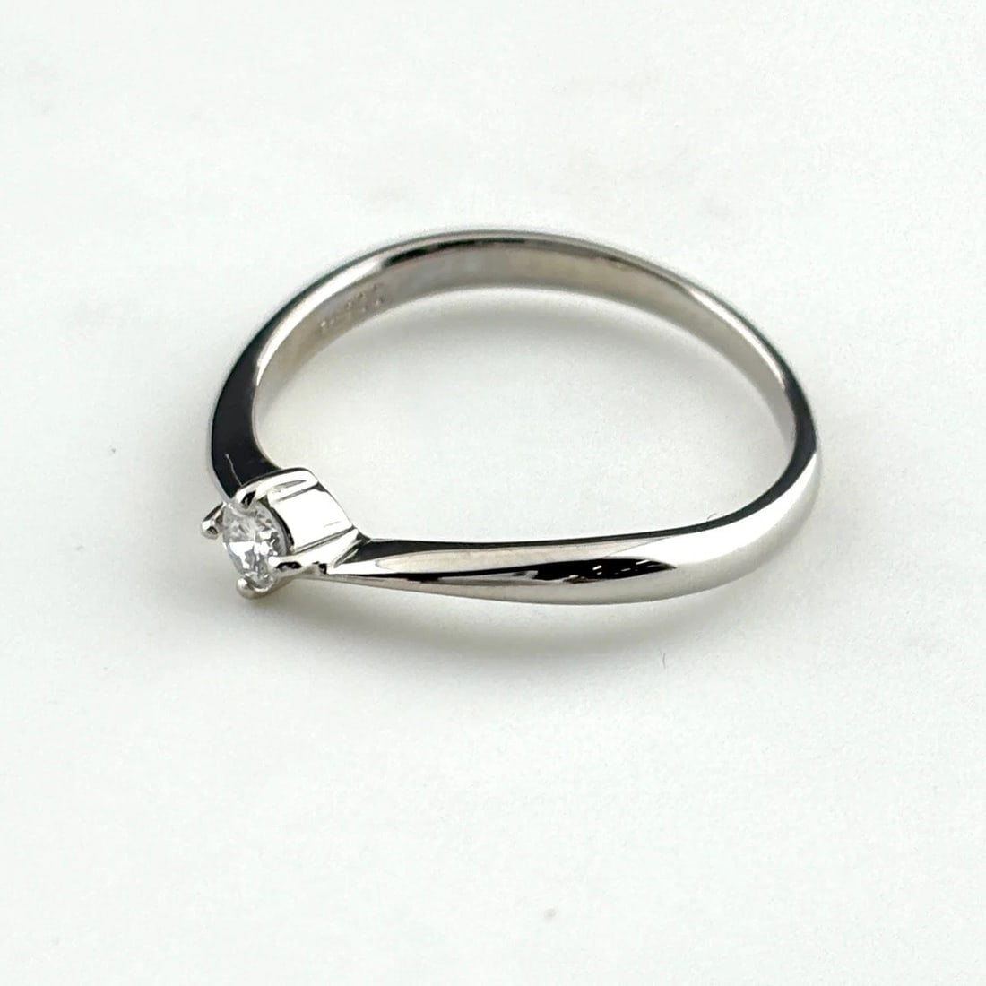 MELEE DIAMOND DESIGN RING: Melee diamond design ring Brand: Unbranded Type: Ring Material: Pt900, Color: Platinum Size: US 6 Accessories: None Accessories Notice: When purchasing pre-owned goods, please refer to the