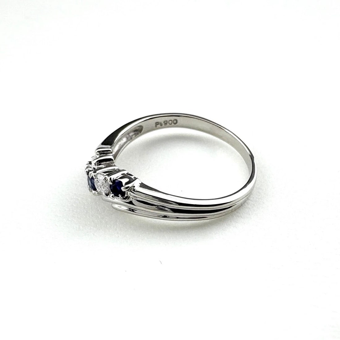 SAPPHIRE DESIGN RING PLATINUM: sapphire design Ring Platinum Brand: Unbranded Type: Ring Material: Pt900, Main Stone/Creation sapphire Color: Platinum Size: US 8.5 Accessories: None Accessories Notice: When purchasing