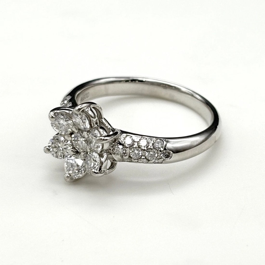 FLOWER MOTIF DESIGN RING PLATINUM: flower motif design Ring Platinum Brand: Unbranded Type: Ring Material: Pt900, Color: Platinum Size: US 6.5 to 7 Accessories: None Accessories Notice: When purchasing pre-owned goods, please