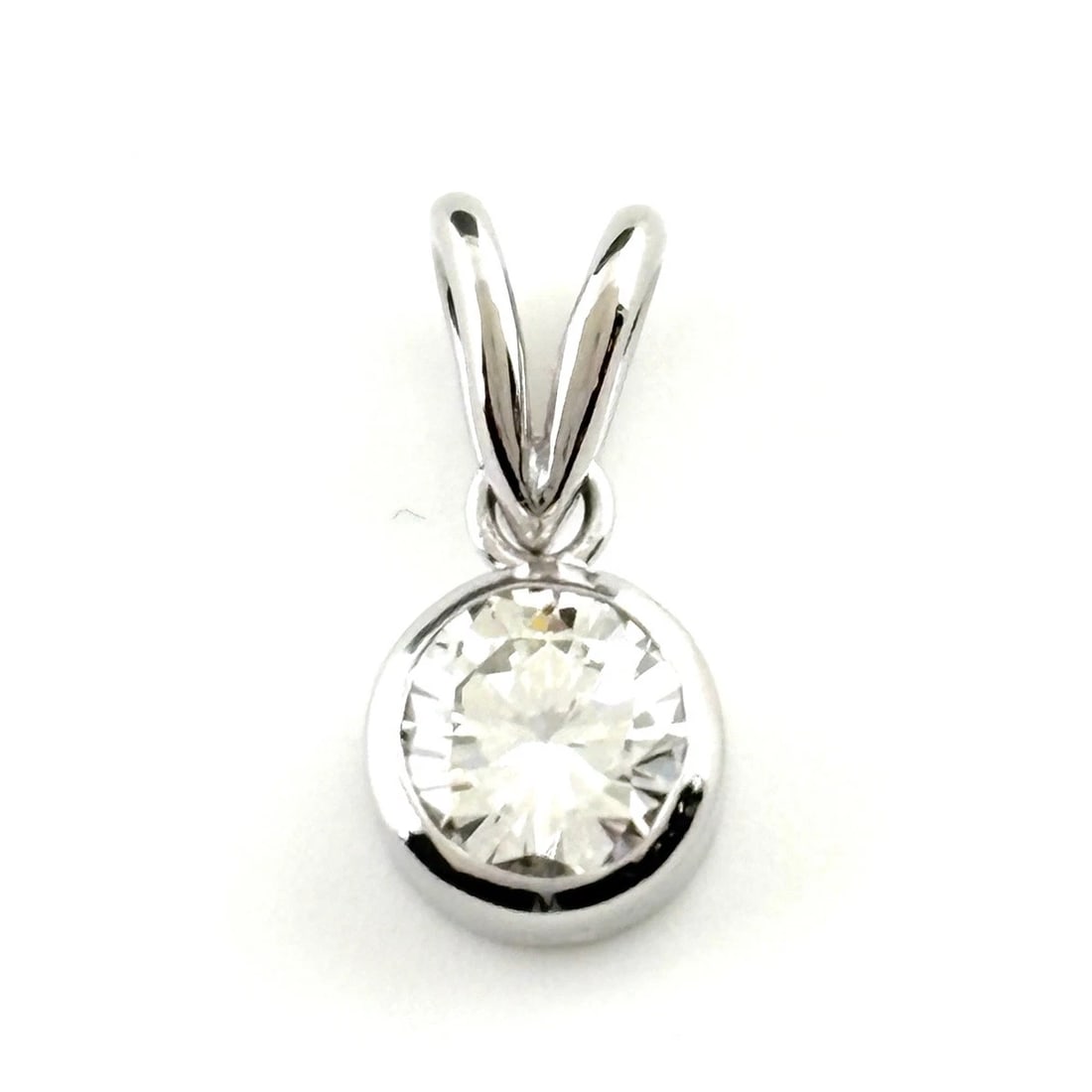 DIAMOND PENDANT HEAD PLATINUM: Diamond Pendant Head Platinum Brand: Unbranded Type: Pendant Head Material: Pt900, Color: Platinum Size: Total length of the pendant head including a bail 12.9×6.0mm(0.5") Inside diameter of