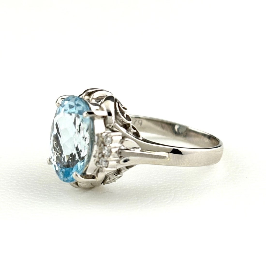 AQUAMARINE DESIGN RING PLATINUM MELEE DIAMOND: aquamarine design Ring Platinum Melee diamond Brand: Unbranded Type: Ring Material: Pt900, Color: Platinum Size: US 7 to 7.5 Accessories: None Accessories Notice: When purchasing pre-owned