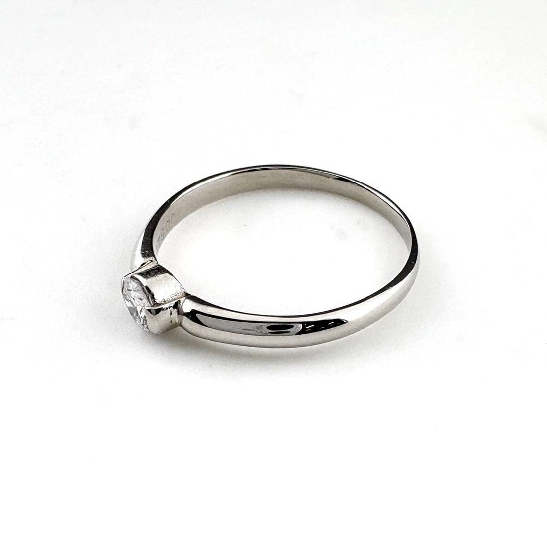 DIAMOND DESIGN RING PLATINUM: diamond design Ring Platinum Brand: Unbranded Type: Ring Material: Pt900, Color: Platinum Size: US 8 to 8.5 Accessories: None Accessories Notice: When purchasing pre-owned goods, please refer