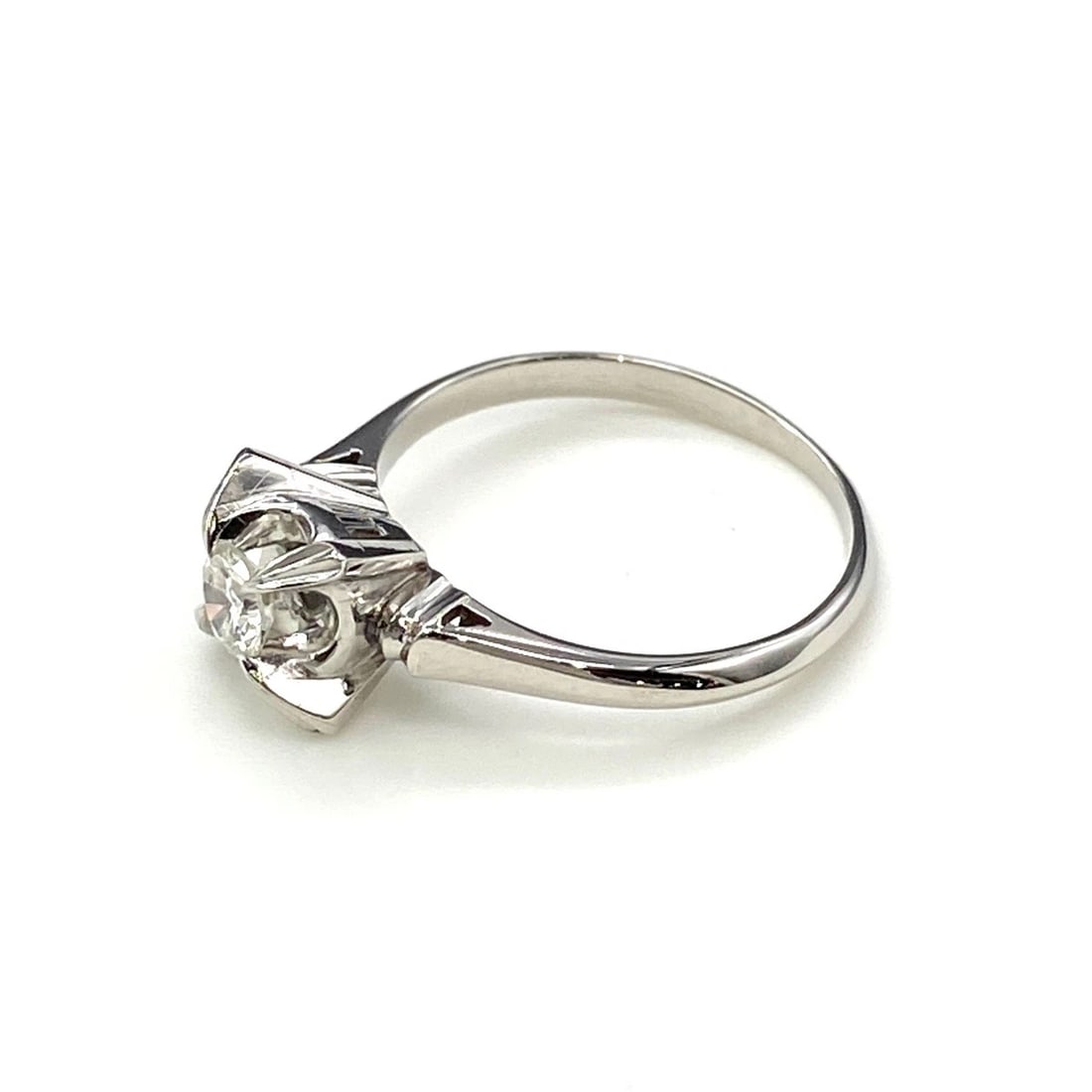 DIAMOND DESIGN RING PLATINUM: diamond design Ring Platinum Brand: Unbranded Type: Ring Material: Pt850, Color: Platinum Size: US 5 Accessories: None Accessories Notice: When purchasing pre-owned goods, please refer to
