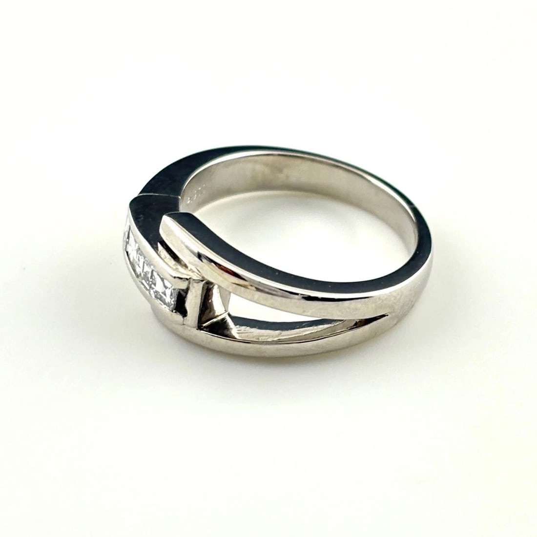 MELEE DIAMOND DESIGN RING PLATINUM: Melee diamond design Ring Platinum Brand: Unbranded Type: Ring Material: Pt900, Color: Platinum Size: US 6 to 6.5 Accessories: None Accessories Notice: When purchasing pre-owned goods, please