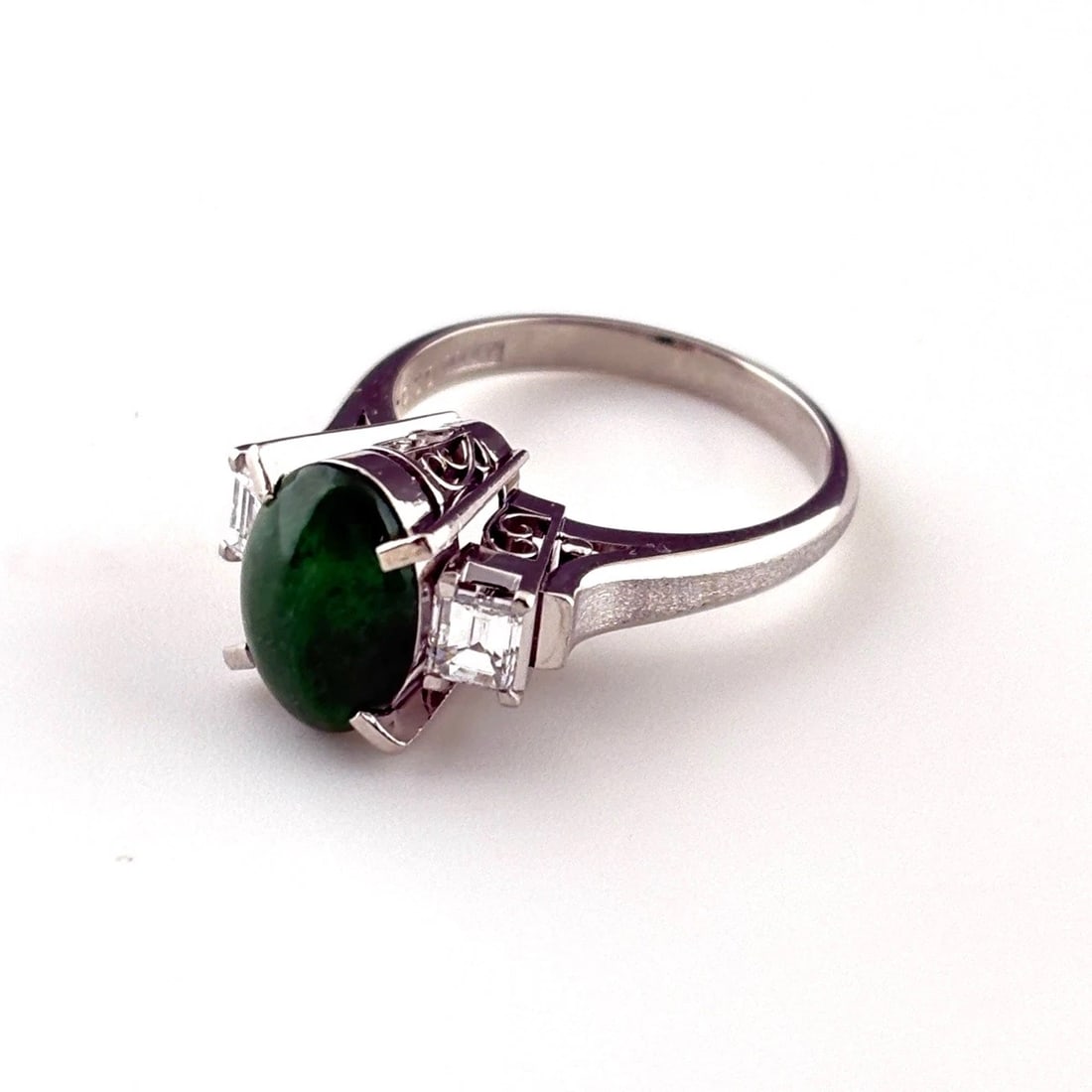 JADE DESIGN RING PLATINUM MELEE DIAMOND: jade design Ring Platinum Melee diamond Brand: Unbranded Type: Ring Material: Pt900, Color: Platinum Size: US 6 to 6.5 Accessories: None Accessories Notice: When purchasing pre-owned goods,