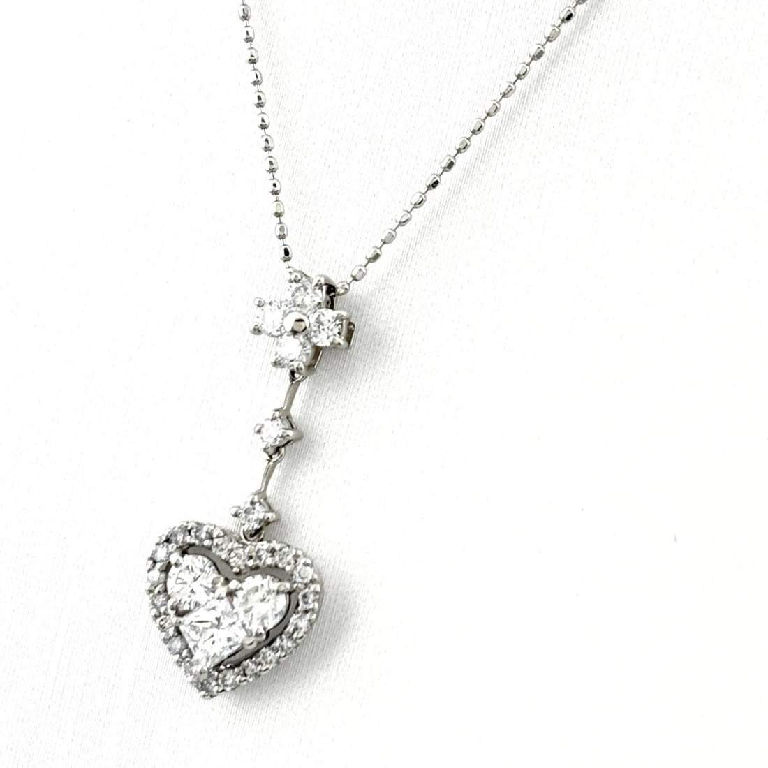 MELEE DIAMOND DESIGN NECKLACE PLATINUM WG: Melee diamond design necklace Platinum WG Brand: Unbranded Type: Necklace Material: Pt900, Color: Platinum White Gold Size: Chain 40cm(15.7") Pendant size 25.2×10.7mm(1.0") Accessories: None