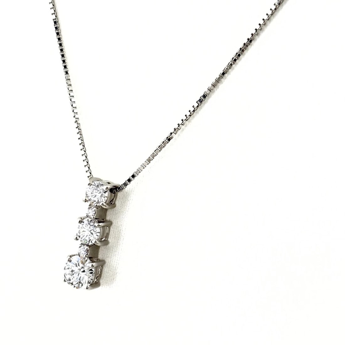 MELEE DIAMOND DESIGN NECKLACE PLATINUM: Melee diamond design necklace Platinum Brand: Unbranded Type: Necklace Material: Pt900, Color: Platinum Size: Chain 40cm(15.7") Pendant size 15.3×4.6mm(0.6") Accessories: None Accessories