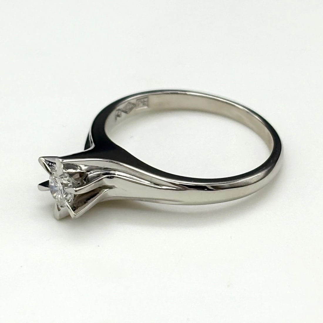 DIAMOND DESIGN RING PLATINUM: diamond design Ring Platinum Brand: Unbranded Type: Ring Material: Pt900, Color: Platinum Size: US 6 Accessories: None Accessories Notice: When purchasing pre-owned goods, please refer to the