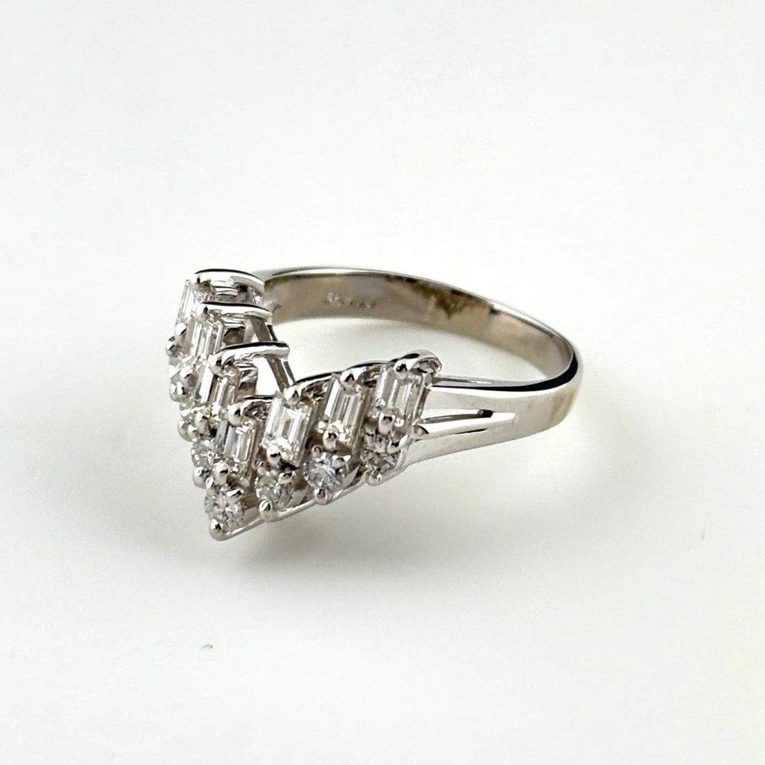 DIAMOND DESIGN RING PLATINUM: diamond design Ring Platinum Brand: Unbranded Type: Ring Material: Pt900, Color: Platinum Size: US 7 to 7.5 Accessories: None Accessories Notice: When purchasing pre-owned goods, please refer