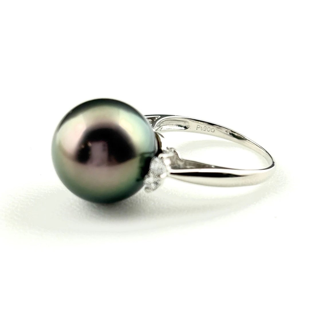 PEARL DESIGN RING PLATINUM MELEE DIAMOND: pearl design Ring Platinum Melee diamond Brand: Unbranded Type: Ring Material: Pt900, Color: Platinum Size: US 6 Accessories: None Accessories Notice: When purchasing pre-owned goods, please