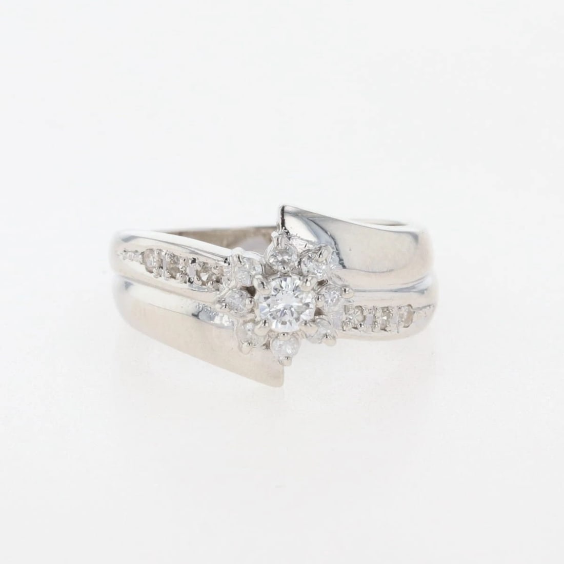 MELEE DIAMOND DESIGN RING PLATINUM: Melee diamond design Ring Platinum Brand: Unbranded Type: Ring Material: Pt900, Color: Platinum Size: US 6.5 Accessories: None Accessories Notice: When purchasing pre-owned goods, please