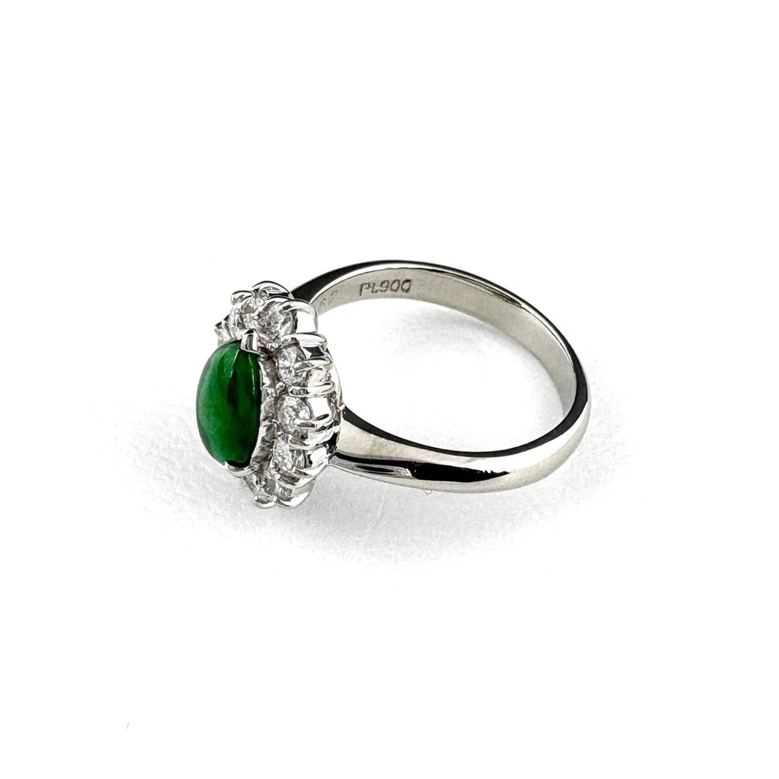 JADE DESIGN RING PLATINUM MELEE DIAMOND: jade design Ring Platinum Melee diamond Brand: Unbranded Type: Ring Material: Pt900, Color: Platinum Size: US 4.5 to 5 Accessories: None Accessories Notice: When purchasing pre-owned goods,