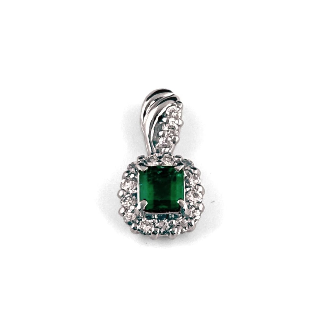 EMERALD PENDANT HEAD PLATINUM MELEE DIAMOND: Emerald Pendant Head Platinum Melee diamond Brand: Unbranded Type: Pendant Head Material: Pt900, Color: Platinum Size: Total length of the pendant head including a bail 13.5×7.3mm(0.5")