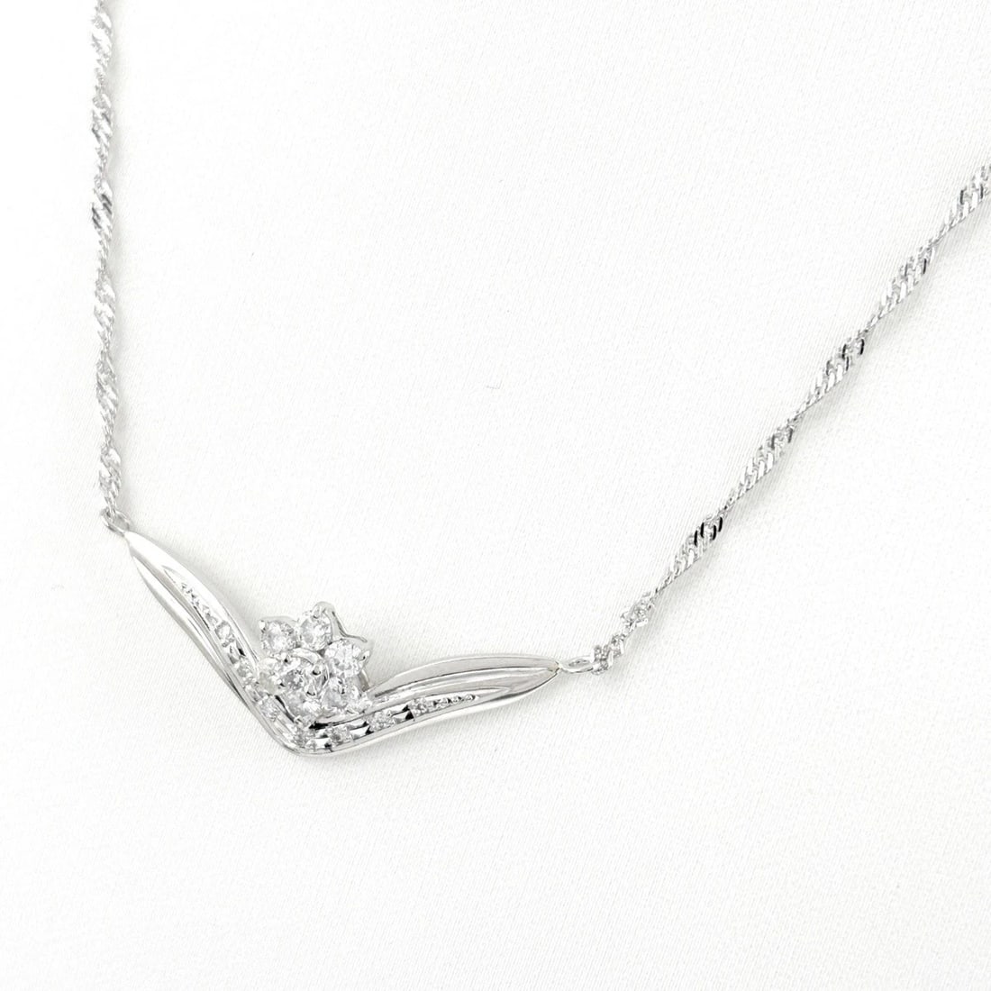 MELEE DIAMOND DESIGN NECKLACE PLATINUM: Melee diamond design necklace Platinum Brand: Unbranded Type: Necklace Material: Pt900, Color: Platinum Size: Chain 42cm(16.5") Pendant size 10.4×33.0mm(0.4") Accessories: None Accessories