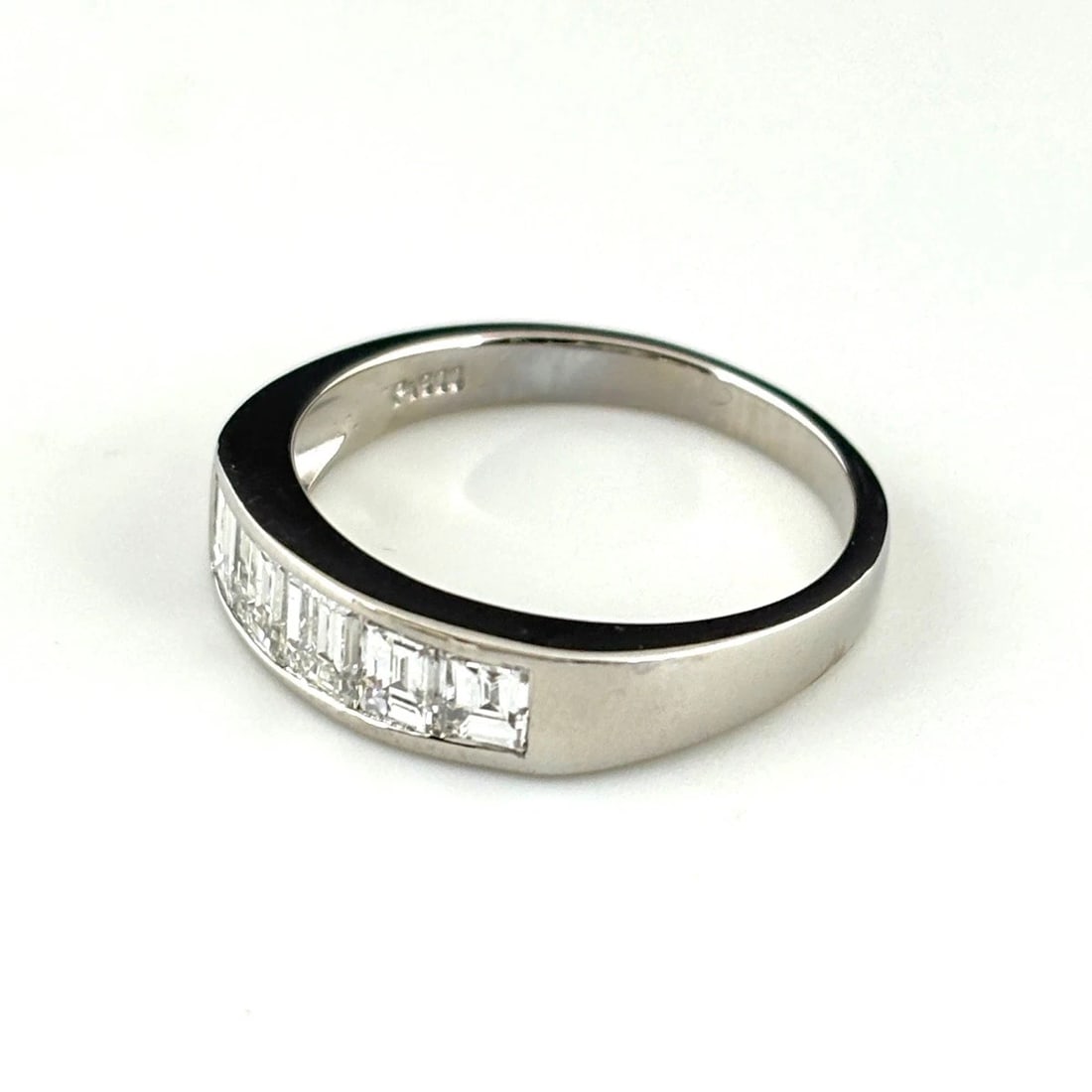 MELEE DIAMOND DESIGN RING PLATINUM: Melee diamond design Ring Platinum Brand: Unbranded Type: Ring Material: Pt900, Color: Platinum Size: US 7 to 7.5 Accessories: None Accessories Notice: When purchasing pre-owned goods, please