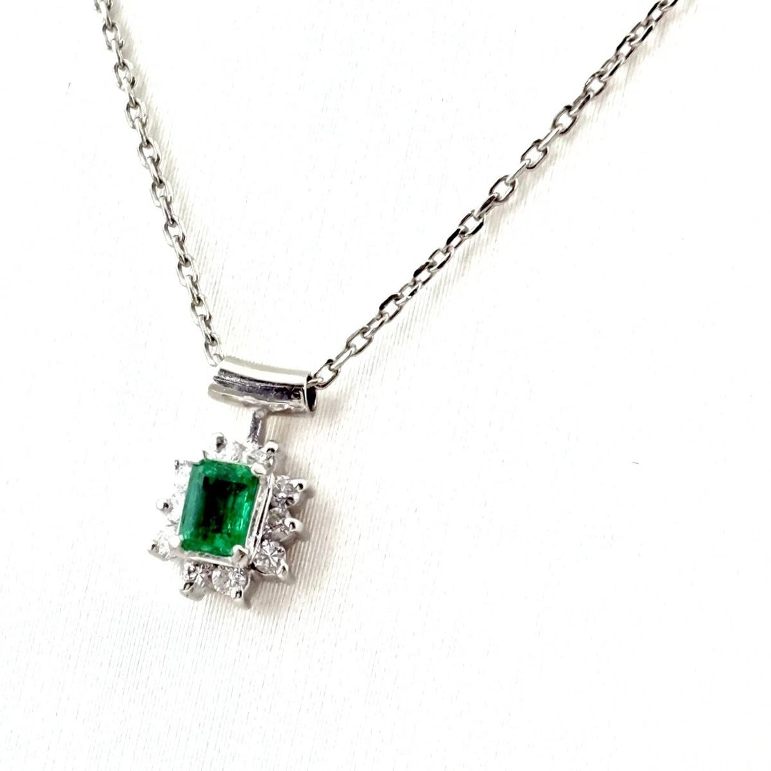 EMERALD DESIGN NECKLACE PLATINUM MELEE: Emerald design necklace Platinum Melee Brand: Unbranded Type: Necklace Material: Pt900, Color: Platinum Size: Chain 40cm(15.7") Total length of the pendant head including a bail