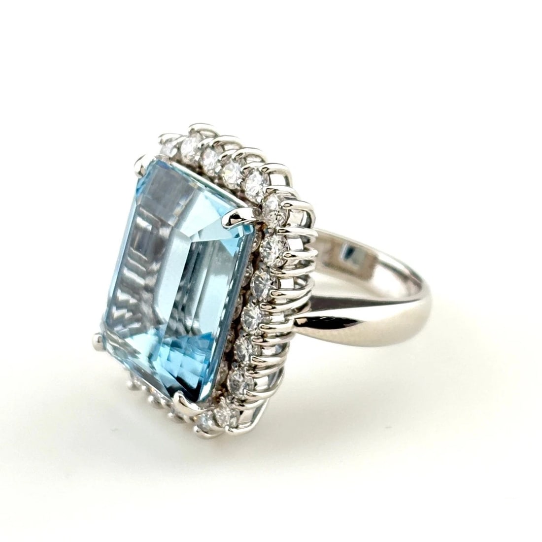 AQUAMARINE DESIGN RING PLATINUM RING: aquamarine design Ring Platinum ring Brand: Unbranded Type: Ring Material: Pt900, Main Stone/Creation Aquamarine Color: Platinum Size: US 6.5 Accessories: None Accessories Notice: When pur