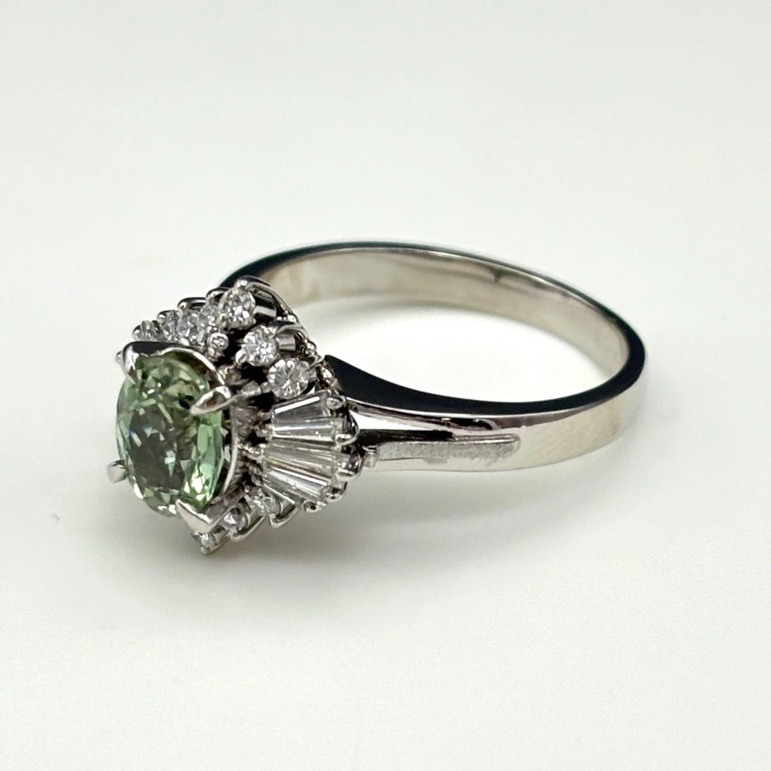 ALEXANDRITE DESIGN RING PLATINUM RING: alexandrite design Ring Platinum ring Brand: Unbranded Type: Ring Material: Pt900, Color: Platinum Size: US 6.5 to 7 Accessories: None Accessories Notice: When purchasing pre-owned goods,