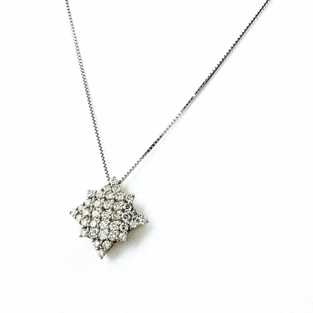 MELEE DIAMOND DESIGN NECKLACE PLATINUM: Melee diamond design necklace Platinum Brand: Unbranded Type: Necklace Material: Pt900, Color: Platinum Size: Chain 40cm(15.7") Pendant size 18.2×17.8mm(0.7") Accessories: None Accessories