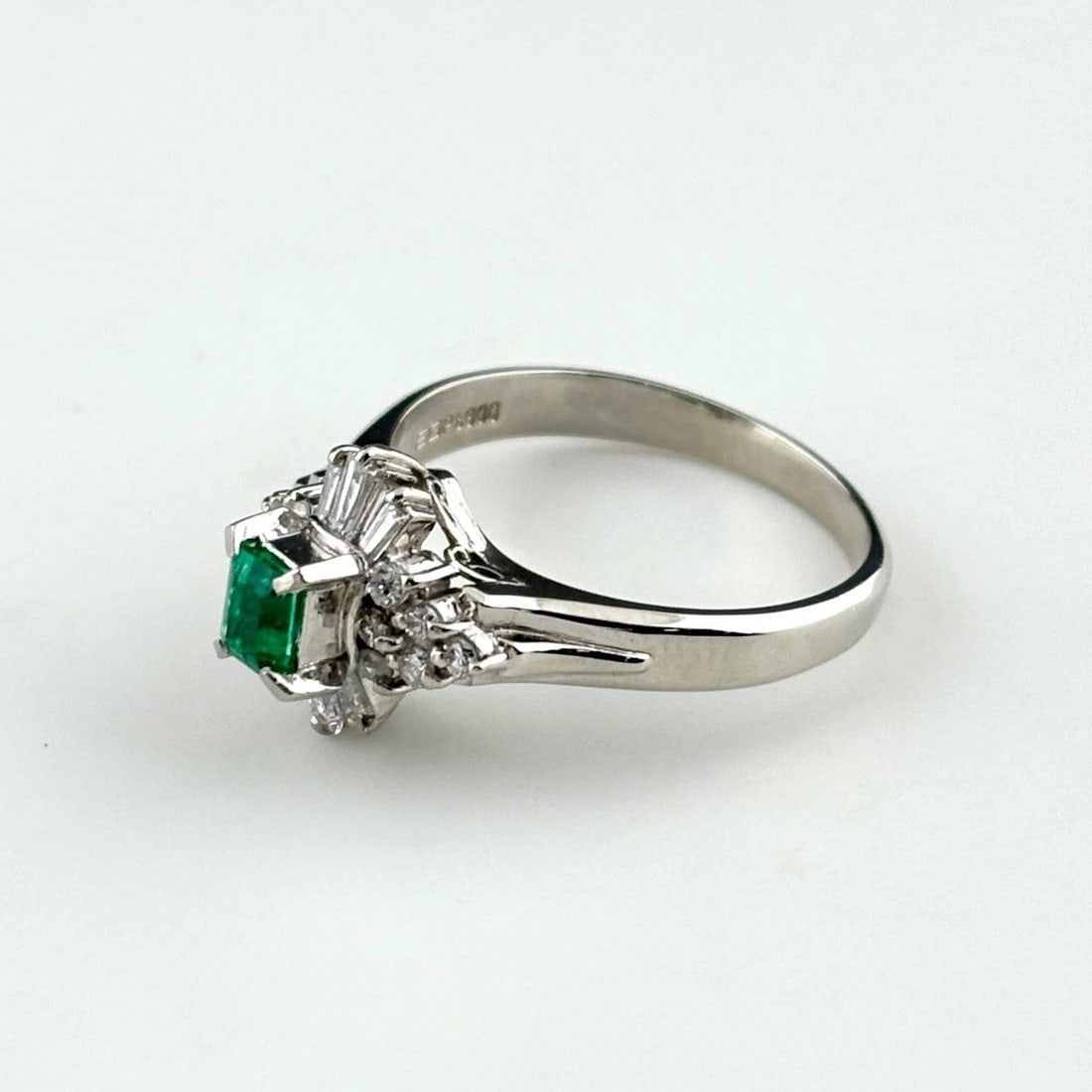 EMERALD DESIGN RING PLATINUM MELEE: emerald design Ring Platinum Melee Brand: Unbranded Type: Ring Material: Pt900, Main Stone/Creation Emerald Color: Platinum Size: US 6.5 to 7 Accessories: None Accessories Notice: When pur