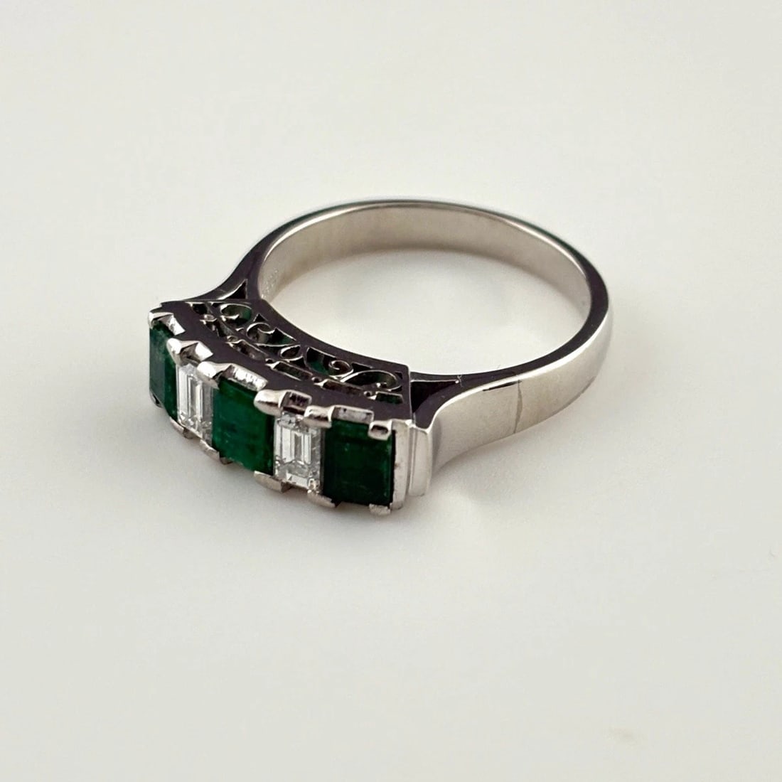 EMERALD DESIGN RING PLATINUM MELEE: emerald design Ring Platinum Melee Brand: Unbranded Type: Ring Material: Pt900, Main Stone/Creation Emerald Color: Platinum Size: US 6 Accessories: None Accessories Notice: When purchasing