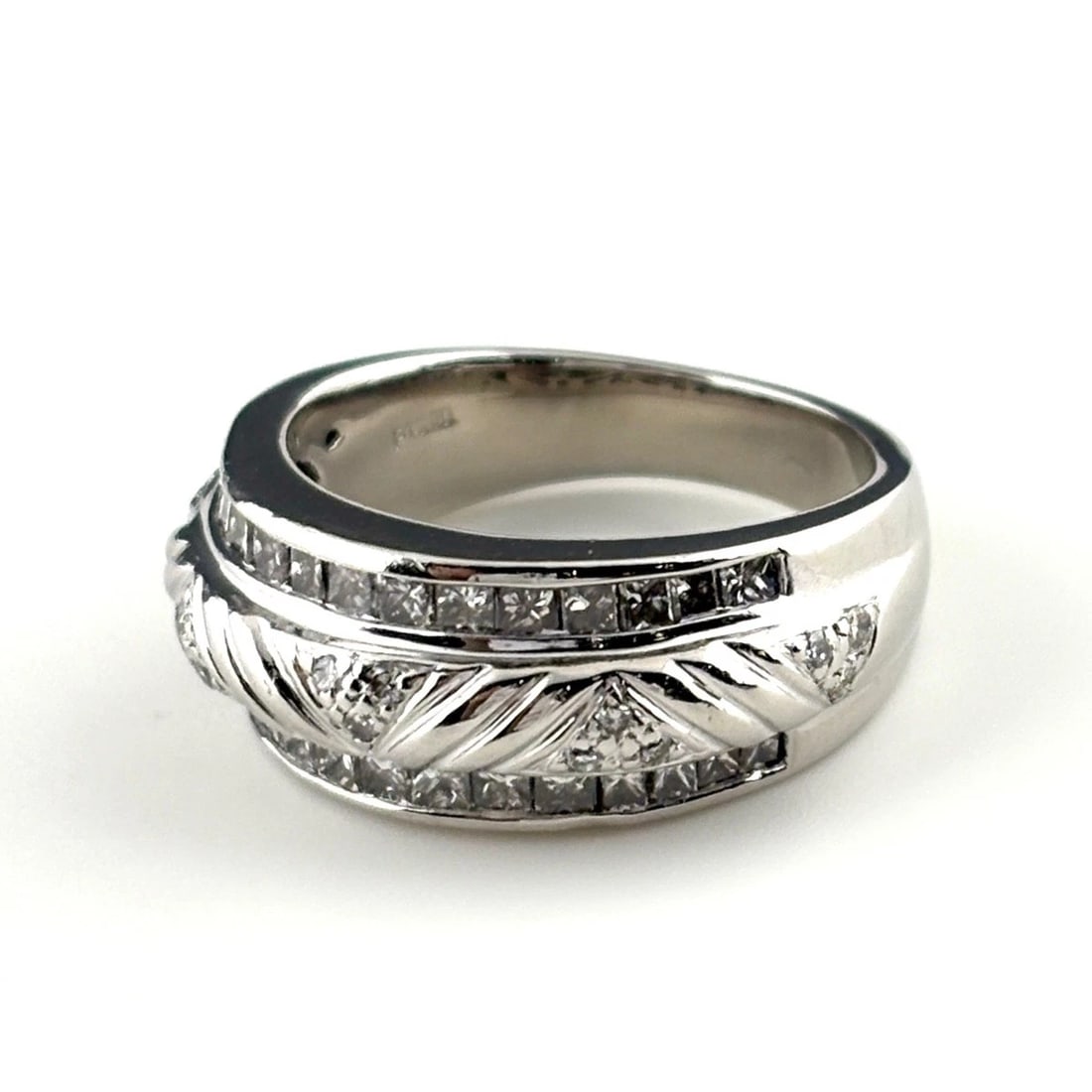 MELEE DIAMOND DESIGN RING PLATINUM: Melee diamond design Ring Platinum Brand: Unbranded Type: Ring Material: Pt900, Color: Platinum Size: US 6.5 Accessories: None Accessories Notice: When purchasing pre-owned goods, please r