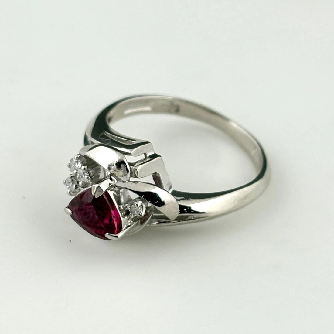 RUBY DESIGN RING PLATINUM MELEE DIAMOND: ruby design Ring Platinum Melee diamond Brand: Unbranded Type: Ring Material: Pt900, Main Stone/Creation Ruby Color: Platinum Size: US 5 Accessories: None Accessories Notice: When purchasi