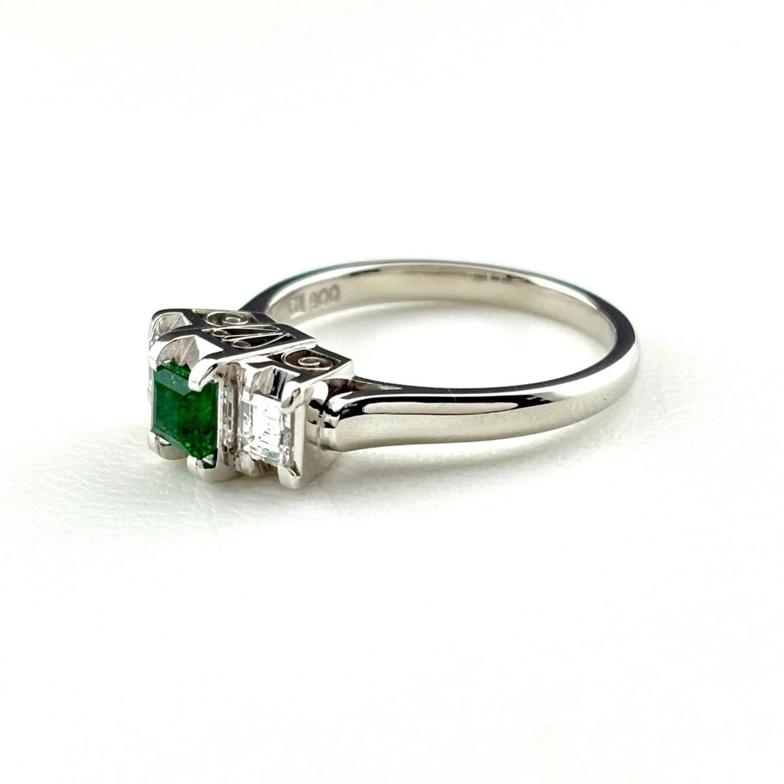 EMERALD DESIGN RING PT900 EMERALD: emerald design Ring Pt900 Emerald Brand: Unbranded Type: Ring Material: Pt900, Main Stone/Creation Emerald Color: Platinum Size: US 6.5 Accessories: None Accessories Notice: When purchasin