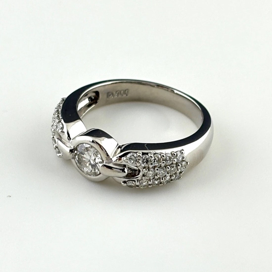 DIAMOND DESIGN RING PLATINUM MELEE DIAMOND: diamond design Ring Platinum Melee diamond Brand: Unbranded Type: Ring Material: Pt900, Color: Platinum Size: US 6 to 6.5 Accessories: None Accessories Notice: When purchasing pre-owned go