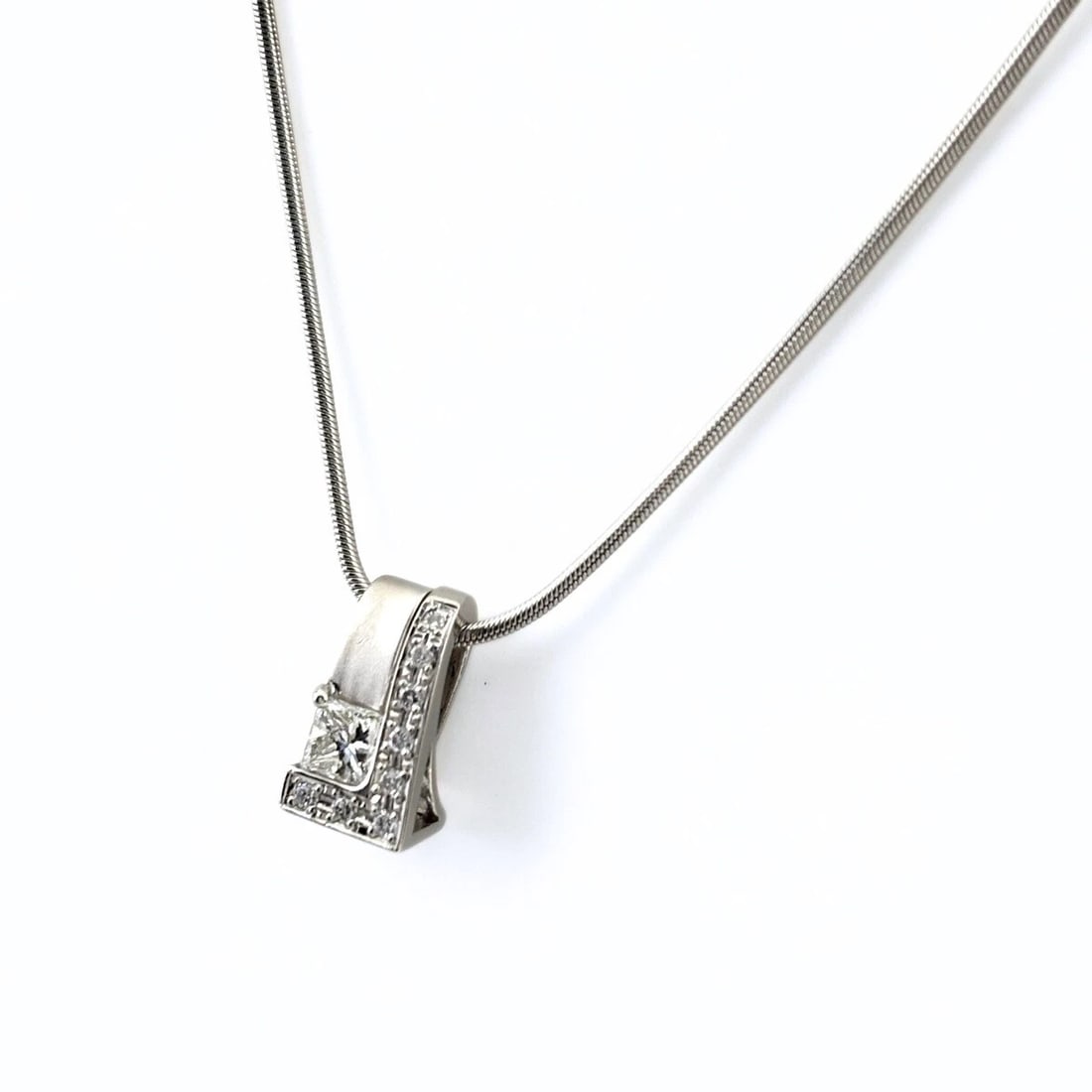 DIAMOND DESIGN NECKLACE PLATINUM PENDANT MELEE: Diamond design necklace Platinum Pendant Melee Brand: Unbranded Type: Necklace Material: Pt900, Color: Platinum Size: Chain 40cm(15.7") Pendant size 11.9×6.8mm(0.5") Accessories: None