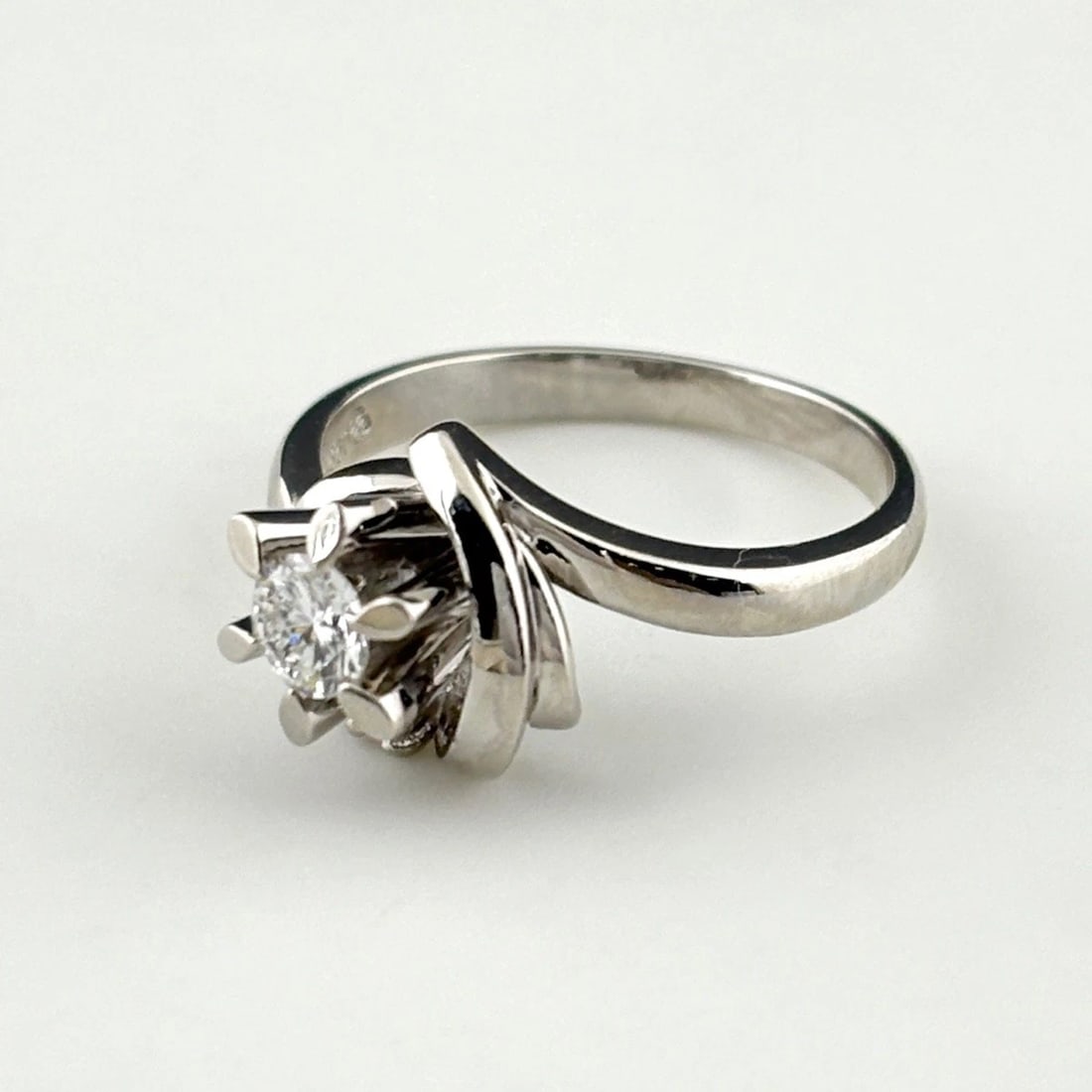 DIAMOND DESIGN RING PLATINUM MELEE DIAMOND: diamond design Ring Platinum Melee diamond Brand: Unbranded Type: Ring Material: Pt850, Color: Platinum Size: US 4.5 to 5 Accessories: None Accessories Notice: When purchasing pre-owned go