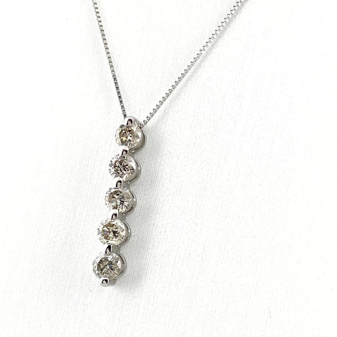 DIAMOND DESIGN NECKLACE PLATINUM PENDANT (1 of 4)