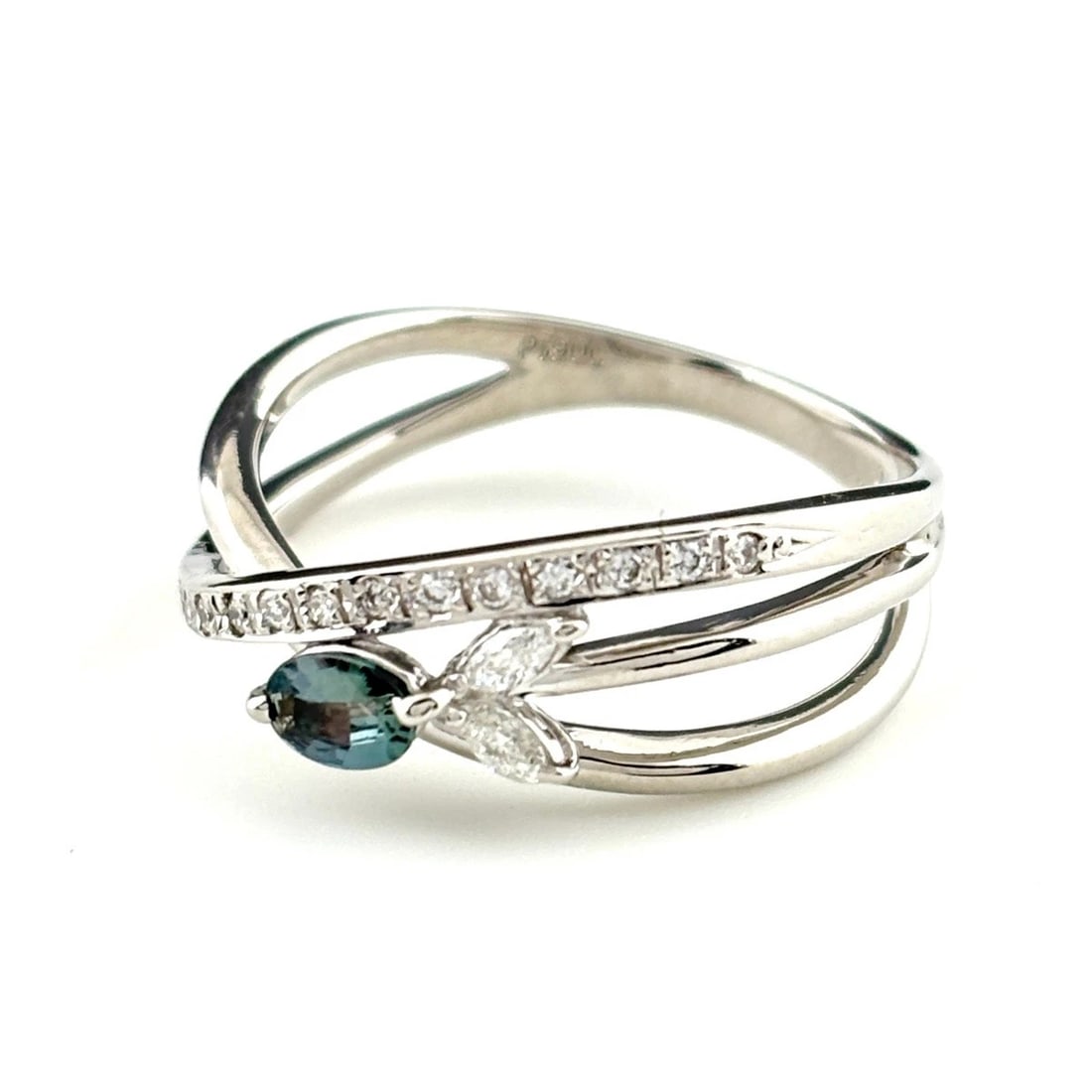 ALEXANDRITE DESIGN PLATINUM MELEE DIAMOND RING: alexandrite design Platinum Melee diamond Ring Brand: Unbranded Type: Ring Material: Pt900, Color: Platinum Size: US 7.5 to 8 Accessories: None Accessories Notice: When purchasing pre-owne