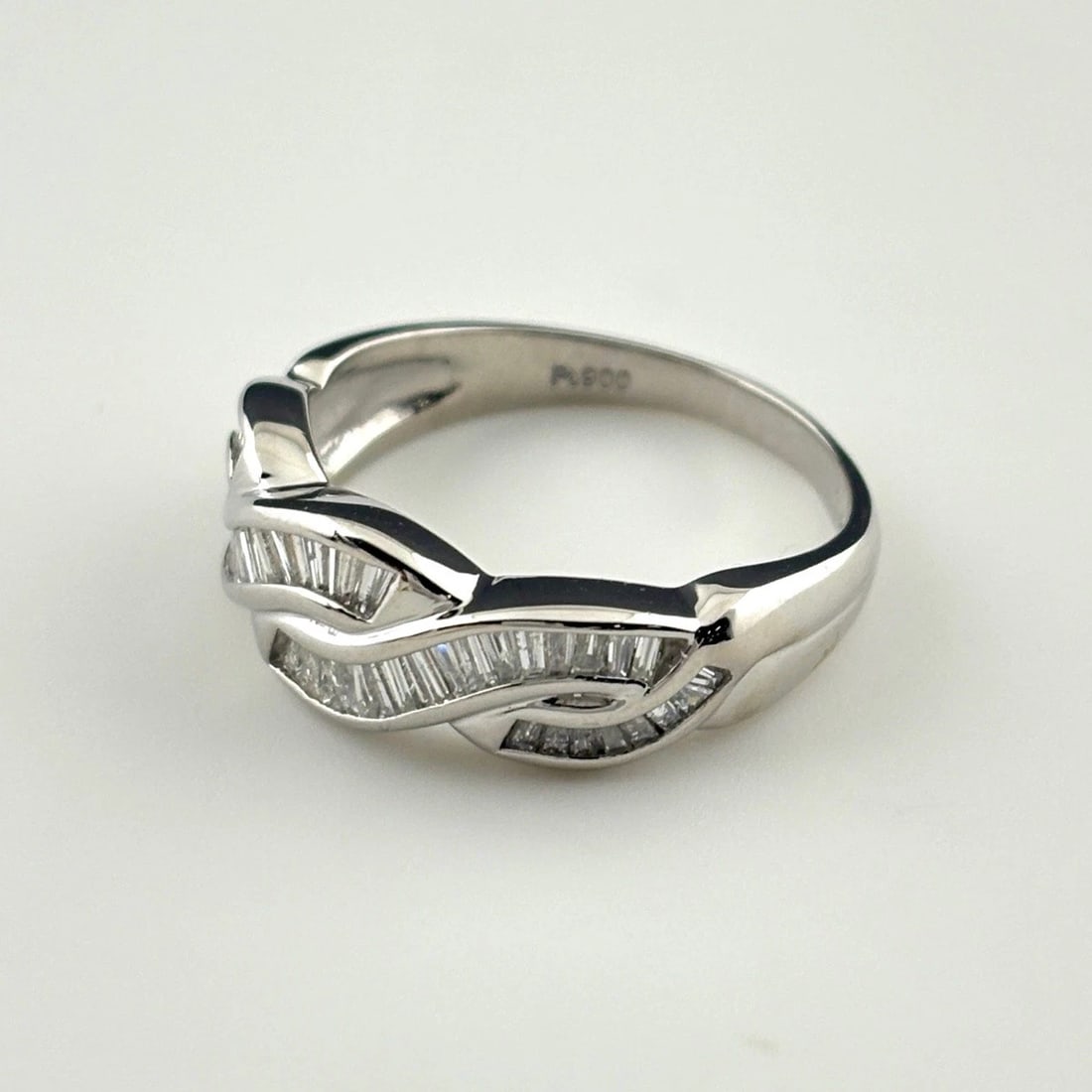 MELEE DIAMOND DESIGN PLATINUM RING PT900 DIAMOND WOMEN: Melee diamond design Platinum Ring Pt900 diamond Women Brand: Unbranded Type: Ring Material: Pt900, Color: Platinum Size: US 8 Accessories: None Accessories Notice: When purchasing pre-owned