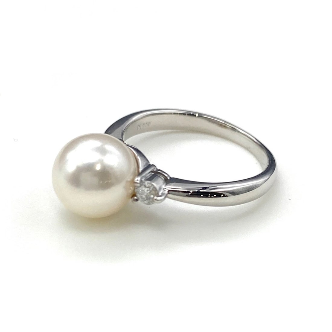 PEARL DESIGN PLATINUM MELEE DIAMOND RING PT900: pearl design Platinum Melee diamond Ring Pt900 Brand: Unbranded Type: Ring Material: Pt900, Color: Platinum Size: US 6 to 6.5 Accessories: None Accessories Notice: When purchasing pre-owne