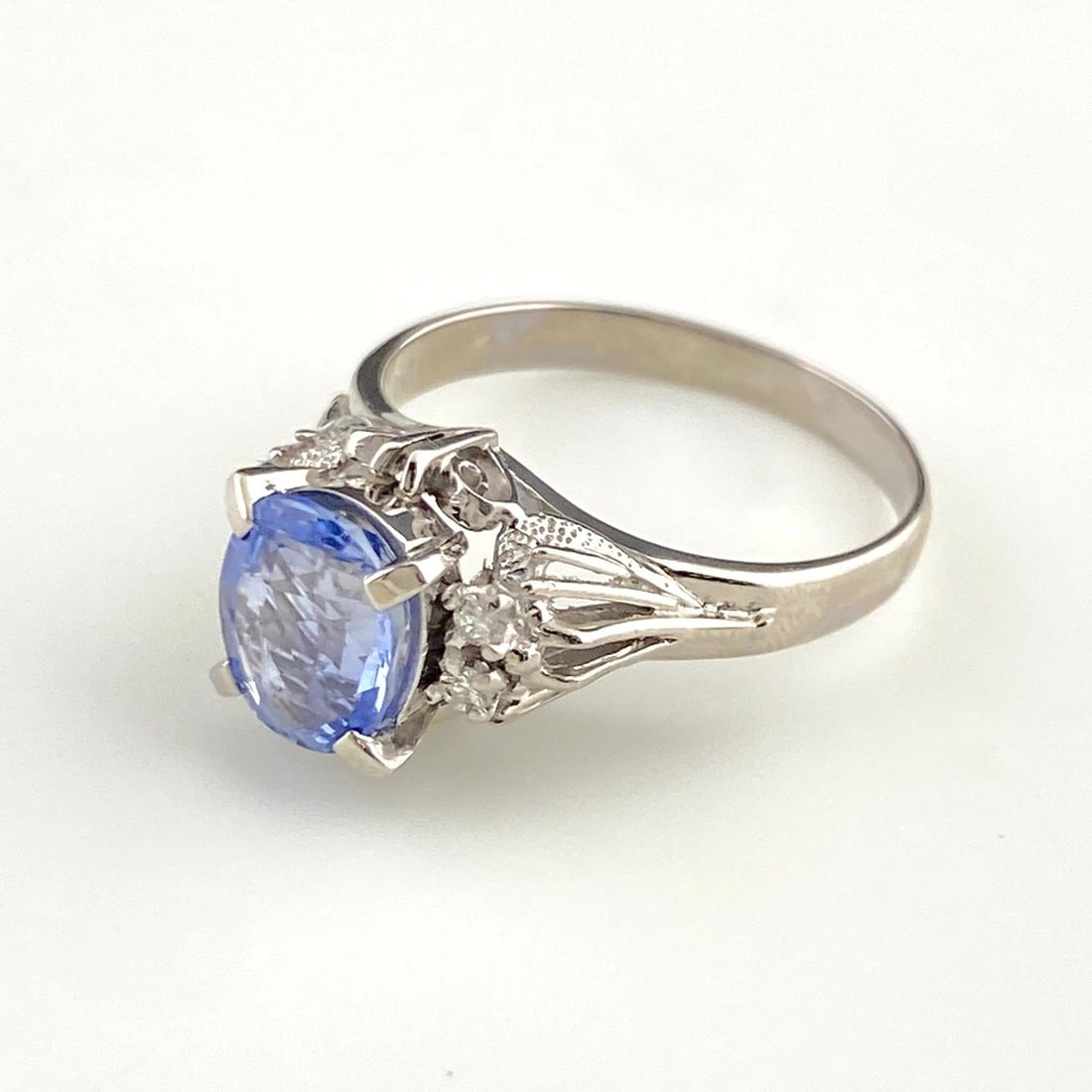 SAPPHIRE DESIGN PLATINUM MELEE DIAMOND RING: sapphire design Platinum Melee diamond Ring Brand: Unbranded Type: Ring Material: Pt850, Main Stone/Creation sapphire Color: Platinum Size: US 6 to 6.5 Accessories: None Accessories Notice