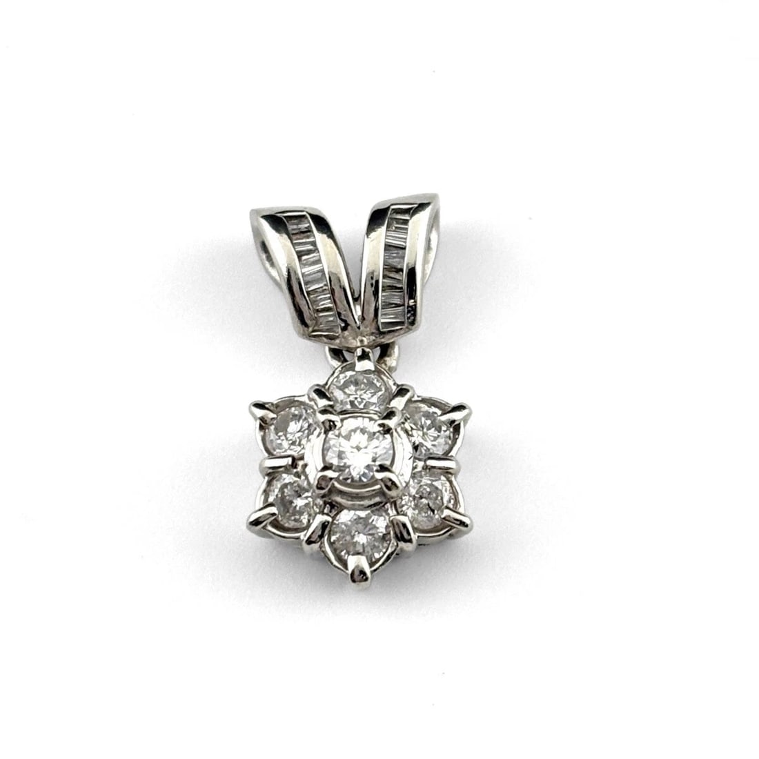 MELEE DIAMOND DESIGN PENDANT HEAD PLATINUM: Melee diamond design pendant head Platinum Brand: Unbranded Type: Pendant Head Material: Pt900, Color: Platinum Size: Total length of the pendant head including a bail 17.7×10.9mm(0.7") Inside di