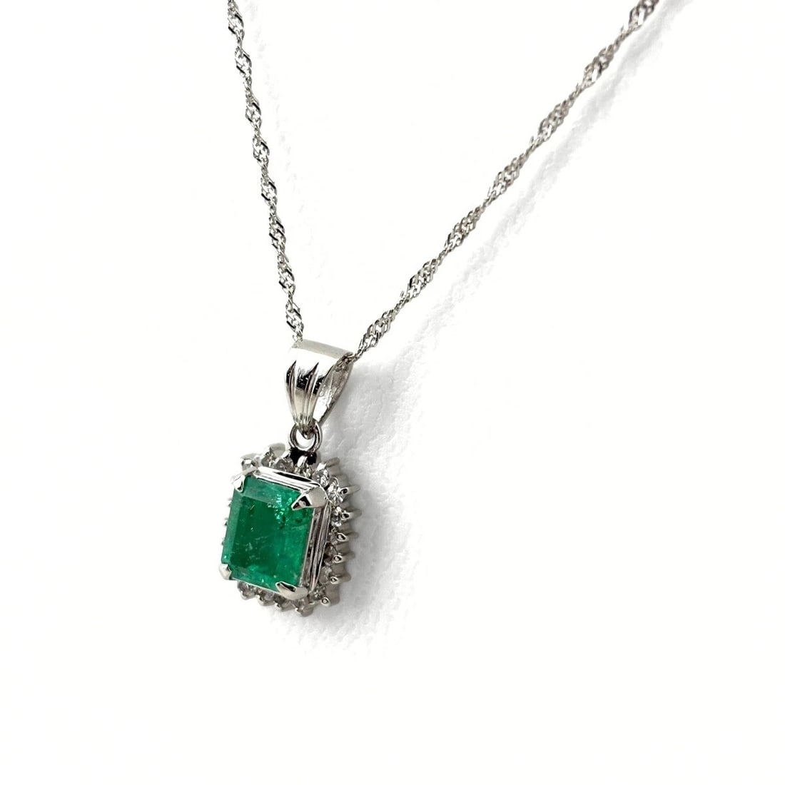 EMERALD DESIGN PLATINUM MELEE DIAMOND PENDANT NECKLACE (1 of 4)