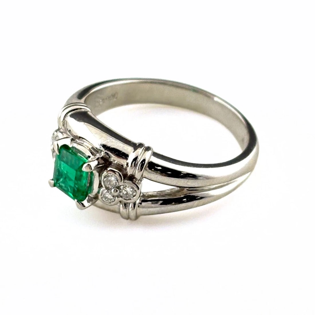 EMERALD DESIGN PLATINUM MELEE DIAMOND RING PT900 EMERALD DIAMOND: emerald design Platinum Melee diamond Ring Pt900 Emerald diamond Brand: Unbranded Type: Ring Material: Pt900, Main Stone/Creation Emerald Color: Platinum Size: US 6 Accessories: None Acces