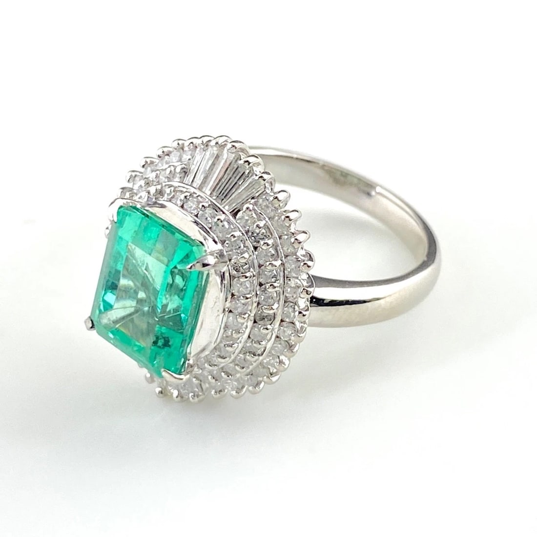 EMERALD DESIGN PLATINUM MELEE DIAMOND RING PT900: emerald design Platinum Melee diamond Ring Pt900 Brand: Unbranded Type: Ring Material: Pt900, Main Stone/Creation Emerald Color: Platinum Size: US 6 Accessories: None Accessories Notice: When